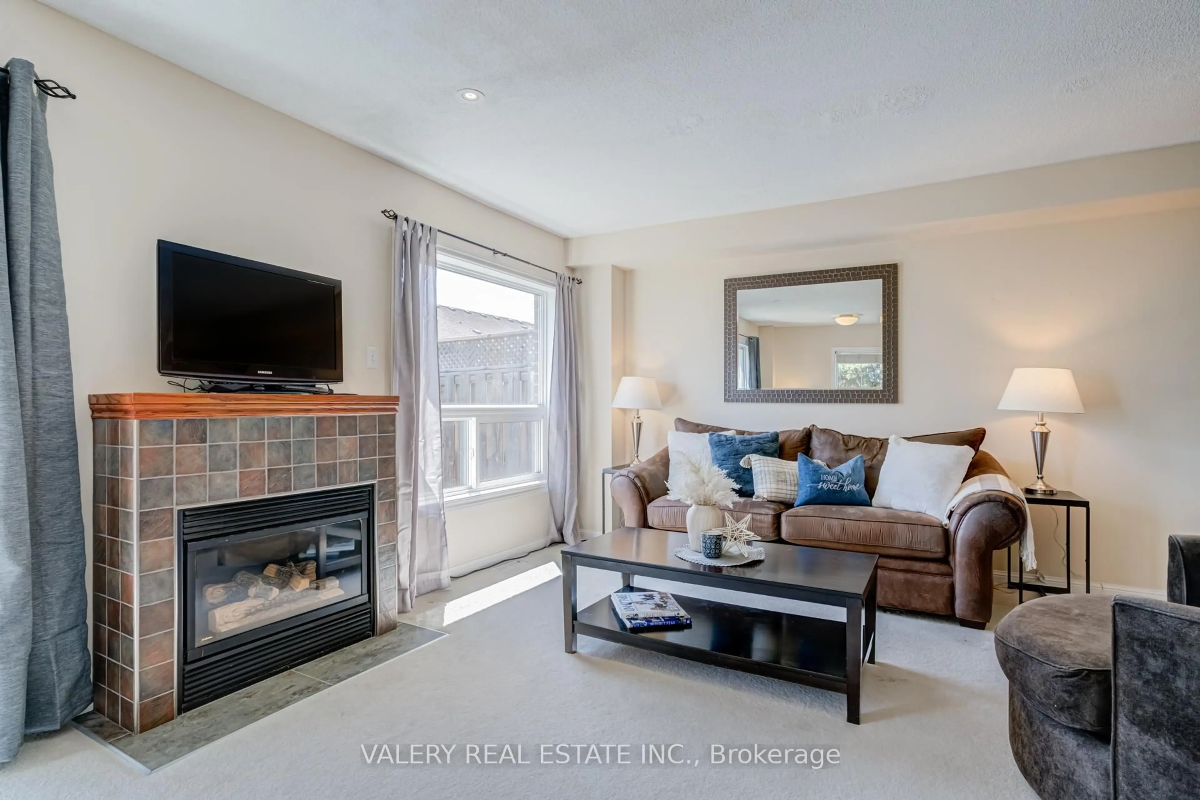 Living room with furniture, unknown for 580 Legresley Lane, Newmarket Ontario L3Y 8R8