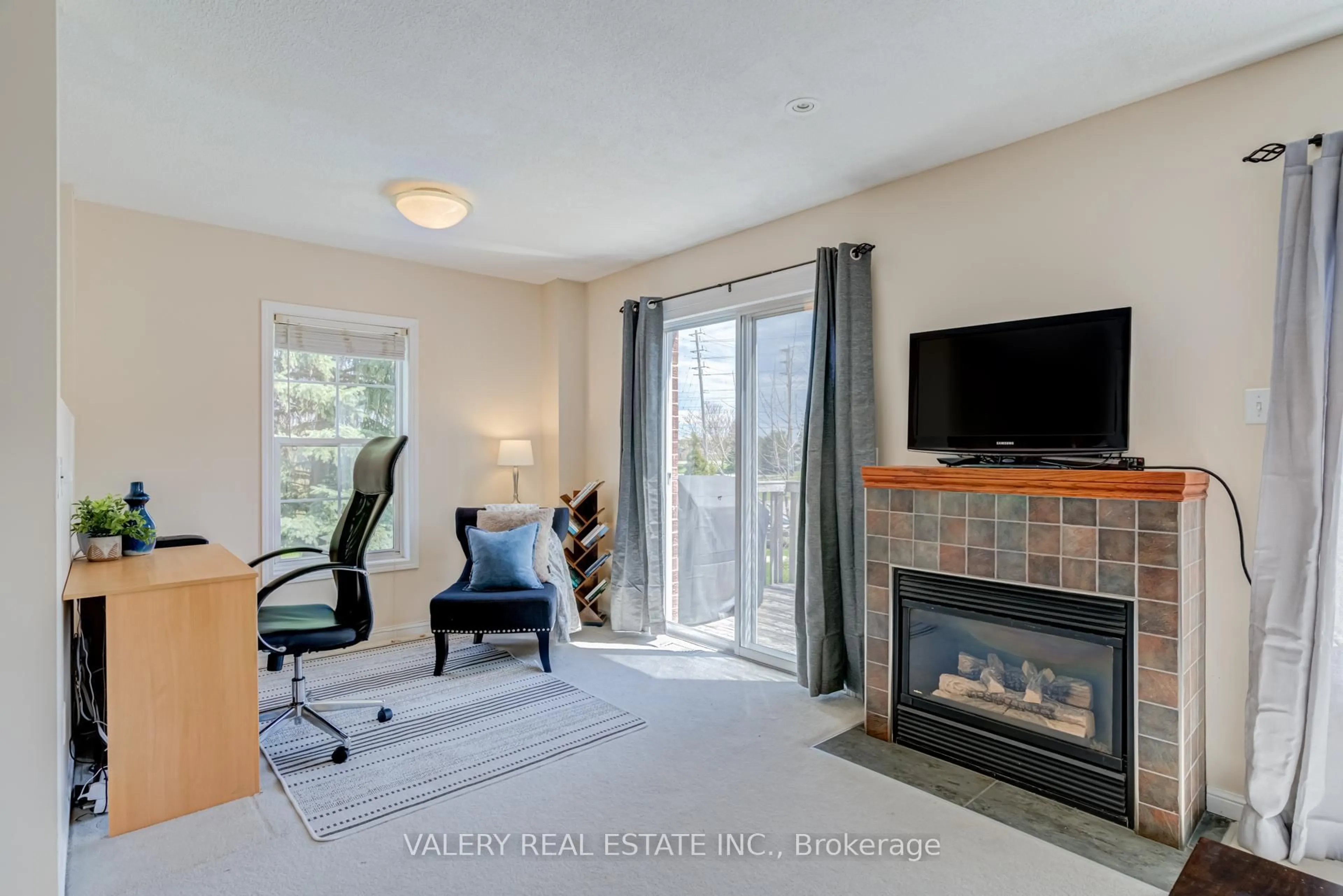 Living room with furniture, unknown for 580 Legresley Lane, Newmarket Ontario L3Y 8R8