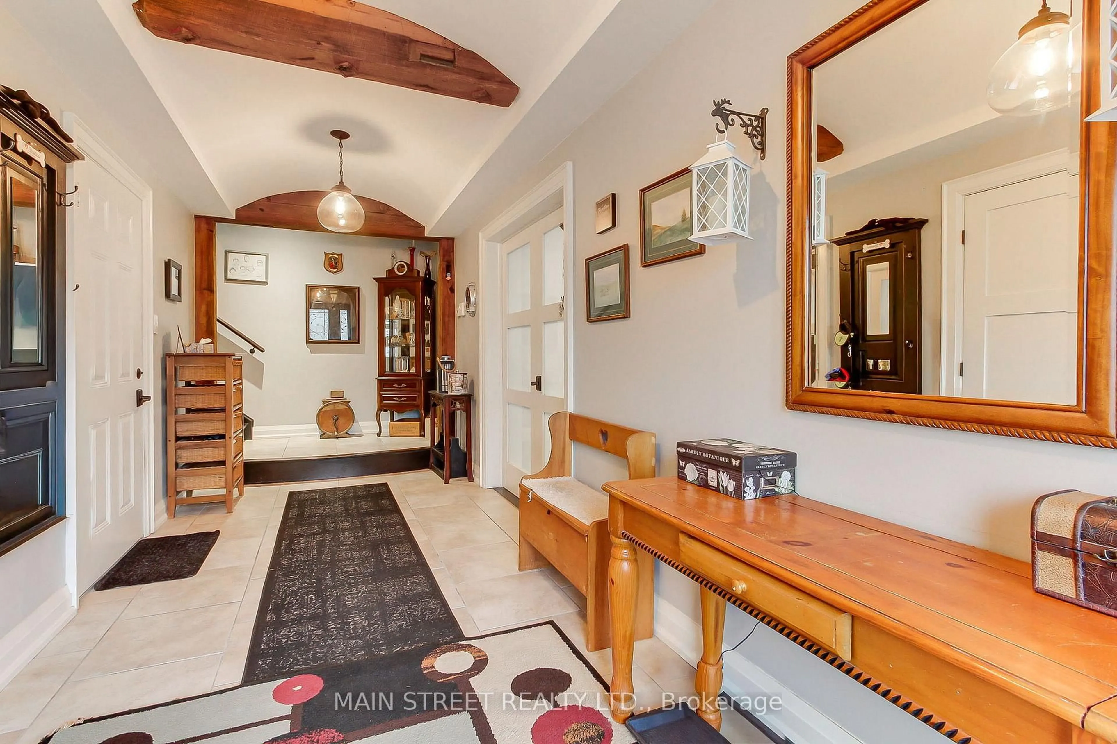 Indoor foyer for 1 Mustard St, Uxbridge Ontario L9P 1R2