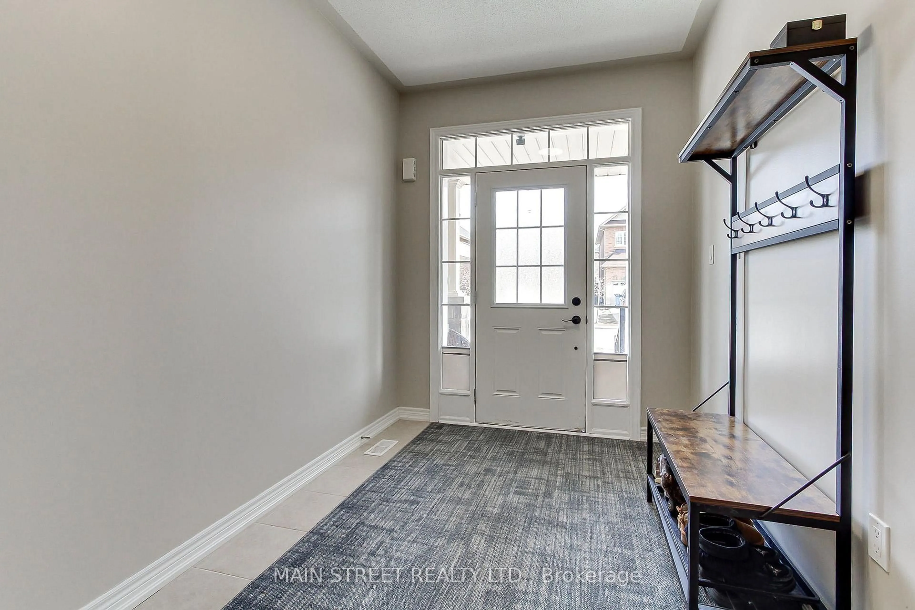 Indoor entryway for 42 Prosser Cres, Georgina Ontario L0E 1R0
