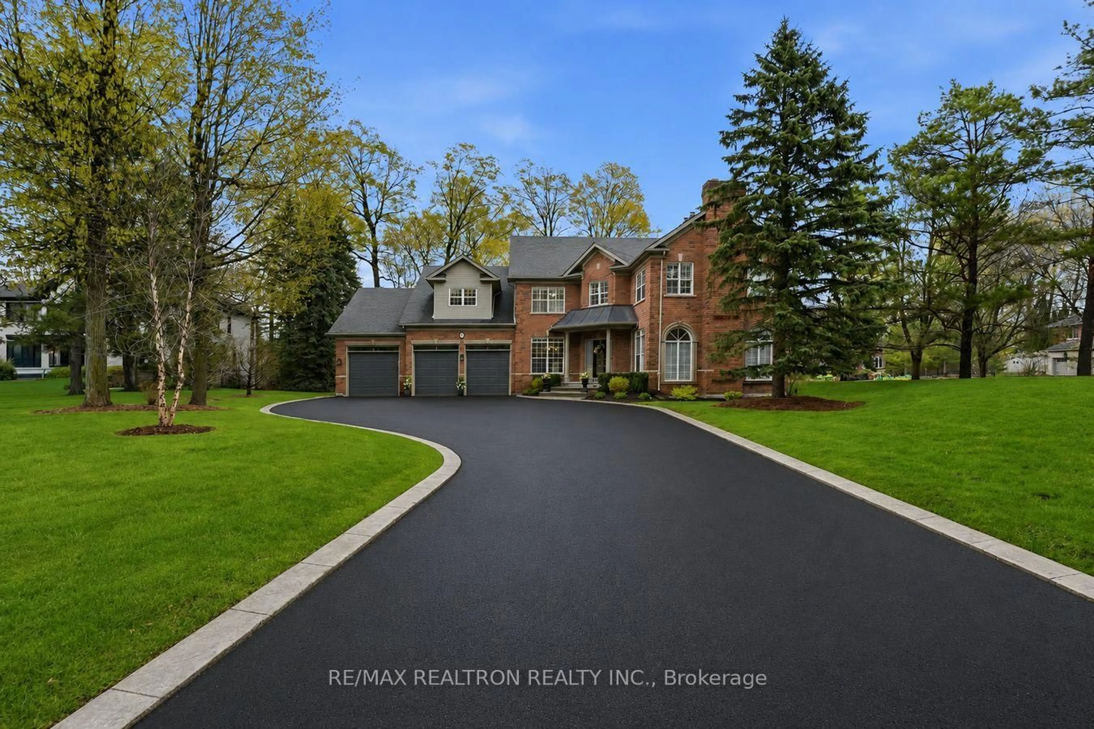 Home with brick exterior material, street for 4 Lenarthur Crt, Aurora Ontario L4G 6M2
