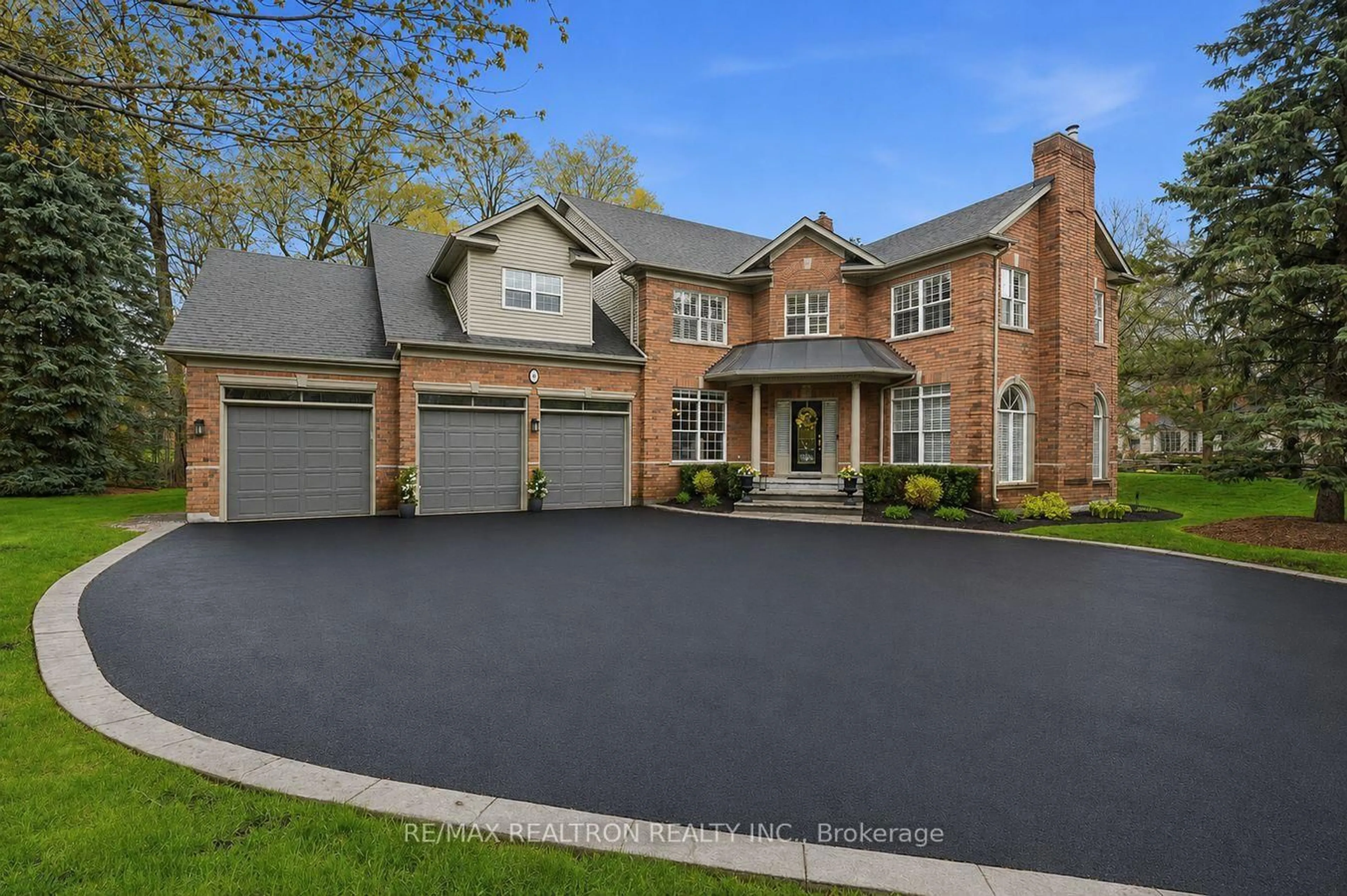 Home with brick exterior material, street for 4 Lenarthur Crt, Aurora Ontario L4G 6M2