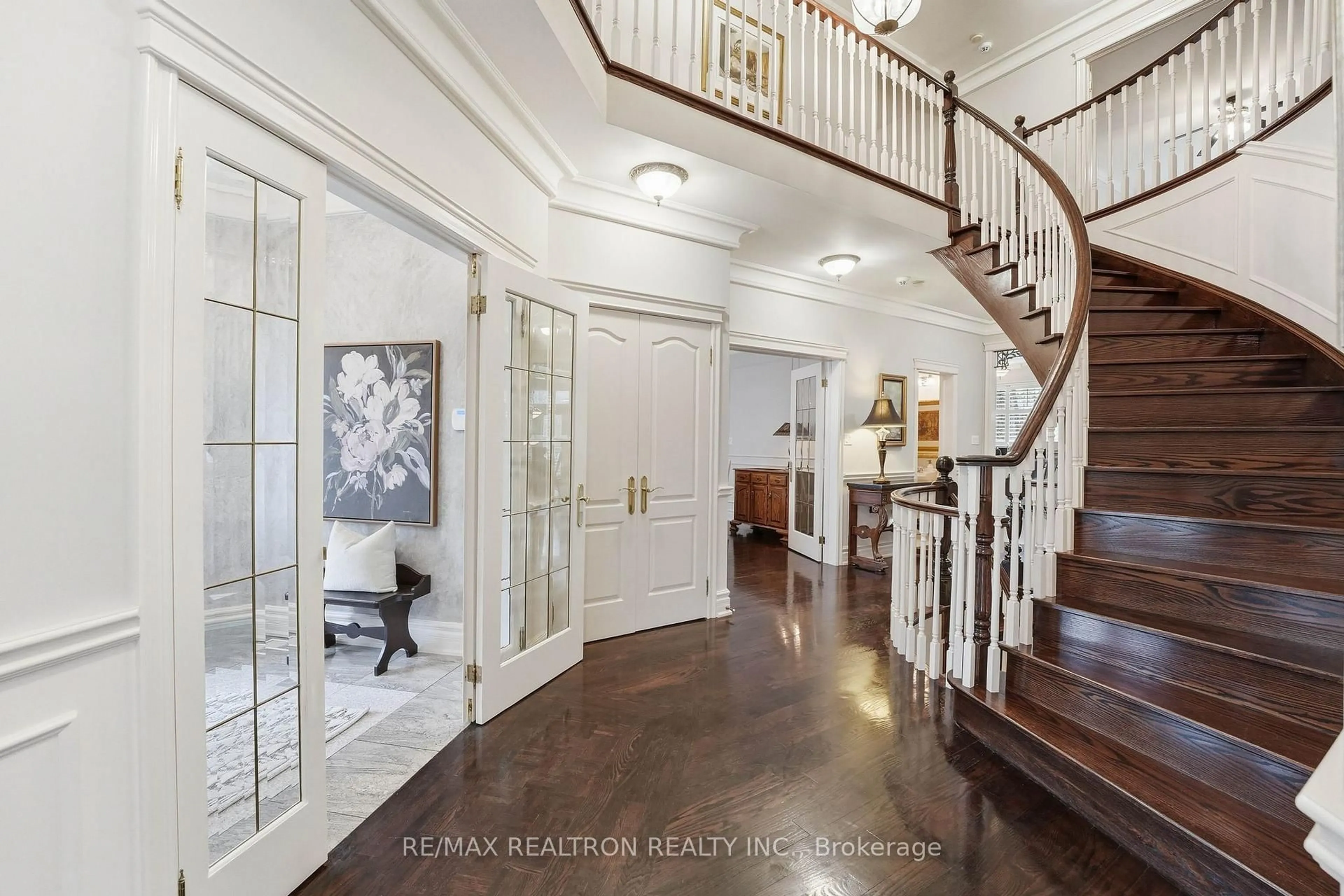 Indoor entryway for 4 Lenarthur Crt, Aurora Ontario L4G 6M2
