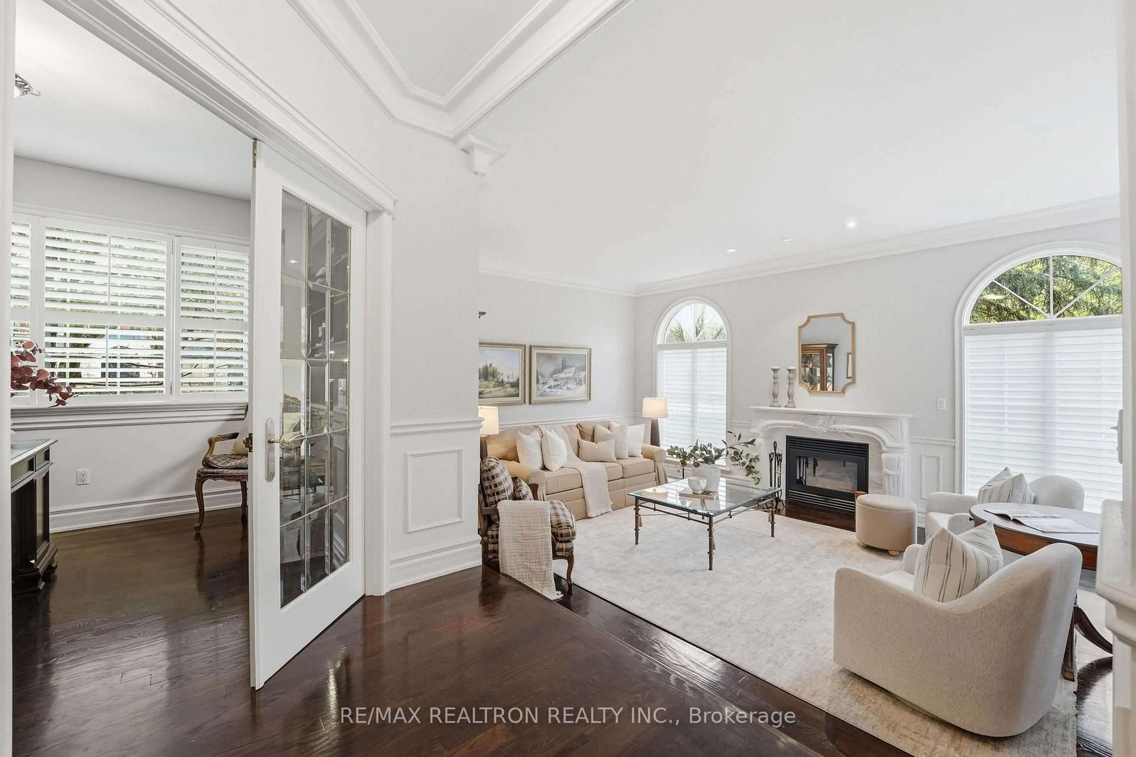 Living room with furniture, unknown for 4 Lenarthur Crt, Aurora Ontario L4G 6M2