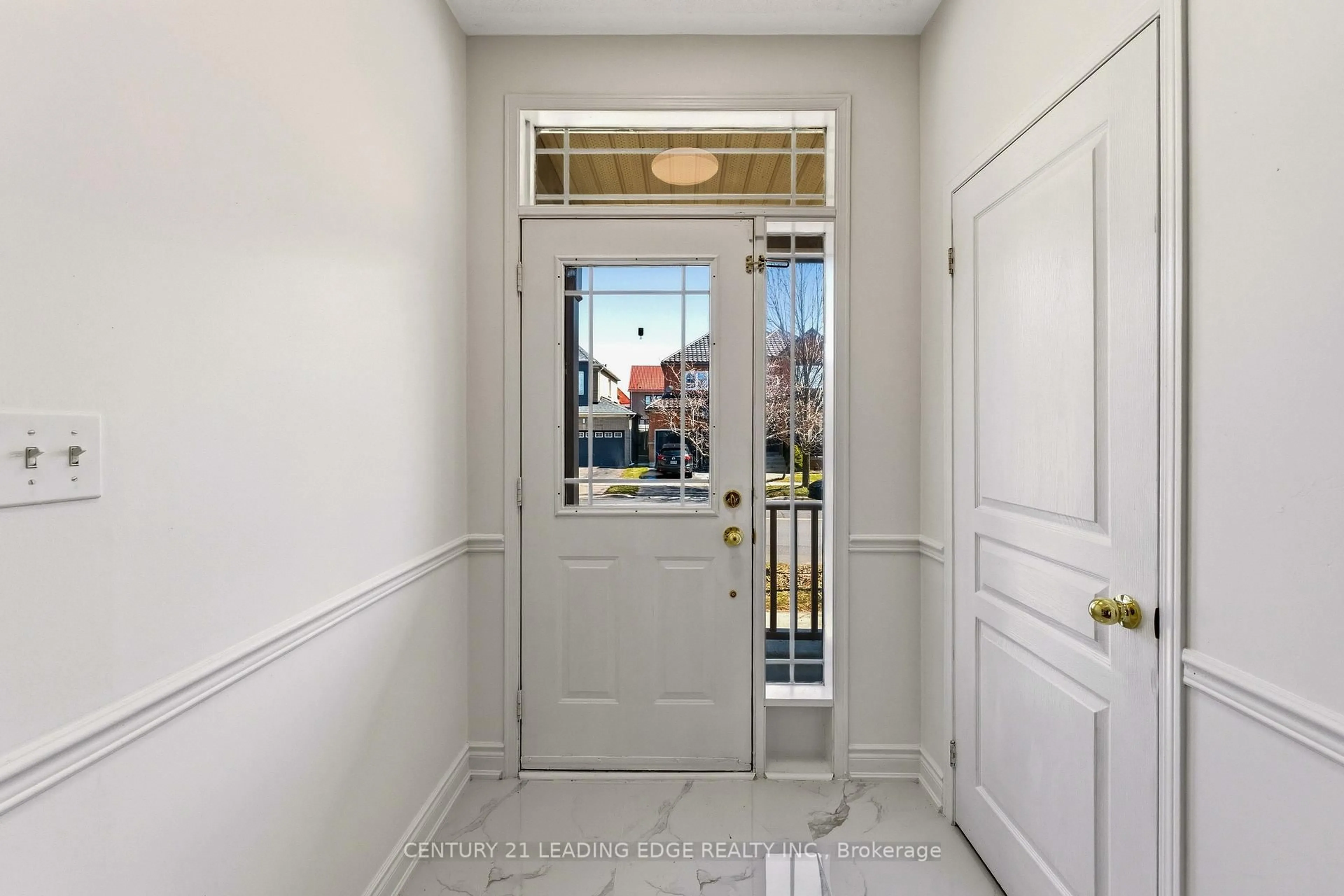 Indoor entryway for 114 ALFRED PATERSON Dr, Markham Ontario L6E 1L5
