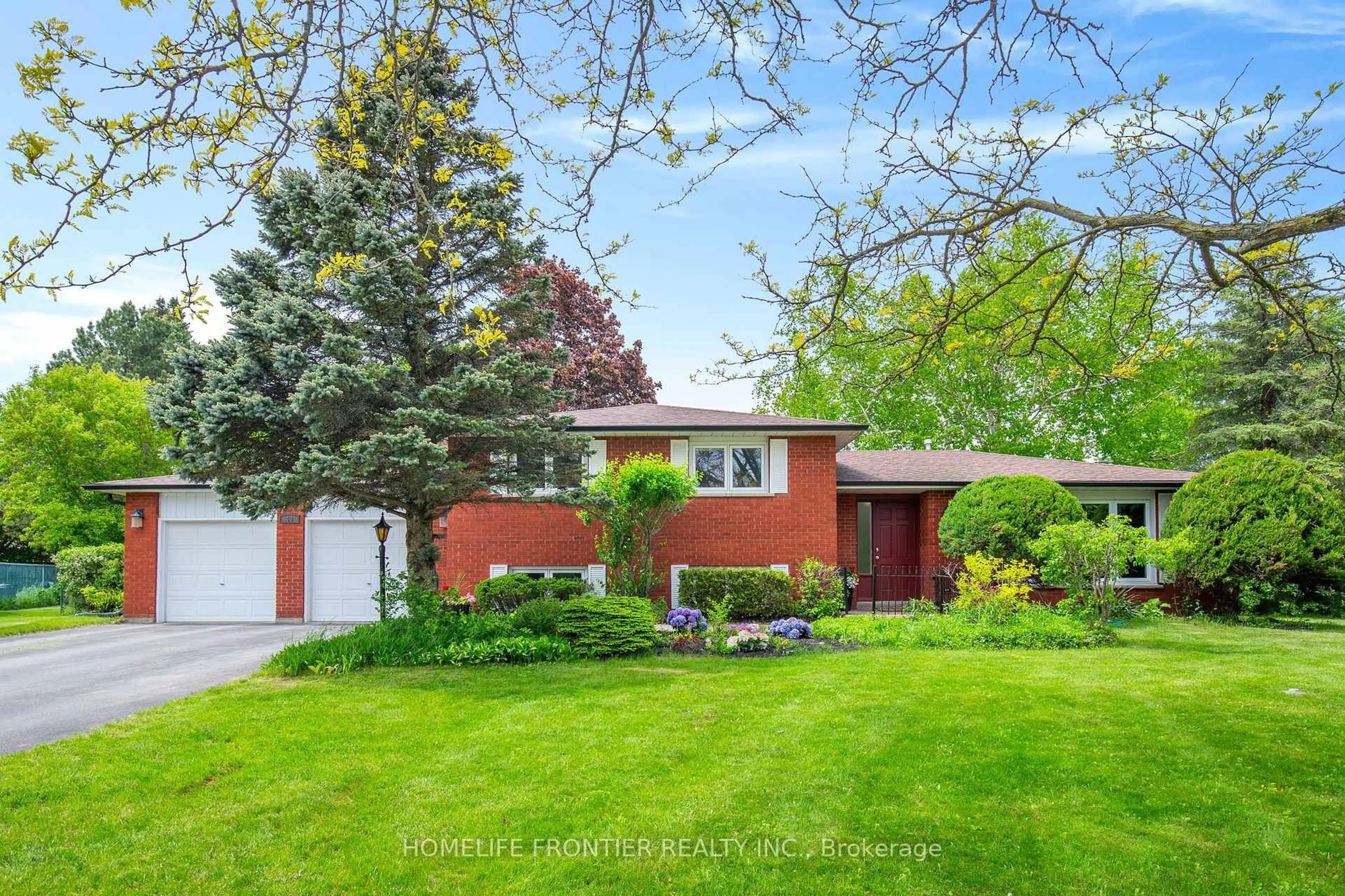 Home with brick exterior material, street for 40 Delta Cres, East Gwillimbury Ontario L9N 1G4