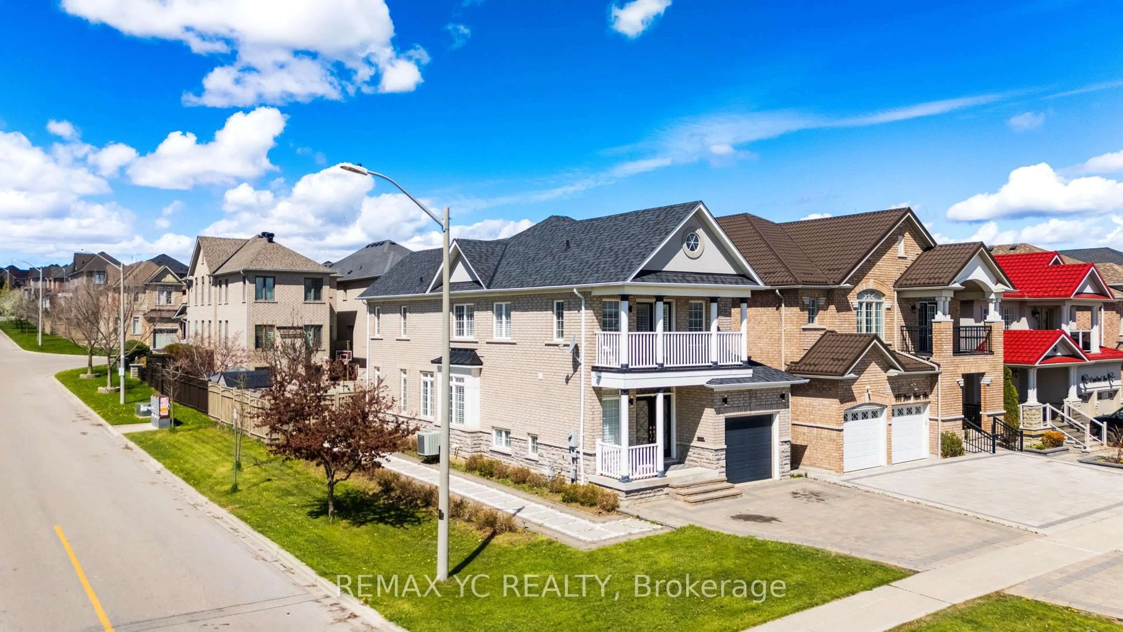 A pic from outside/outdoor area/front of a property/back of a property/a pic from drone, street for 552 Grand Trunk Ave, Vaughan Ontario L6A 0R4