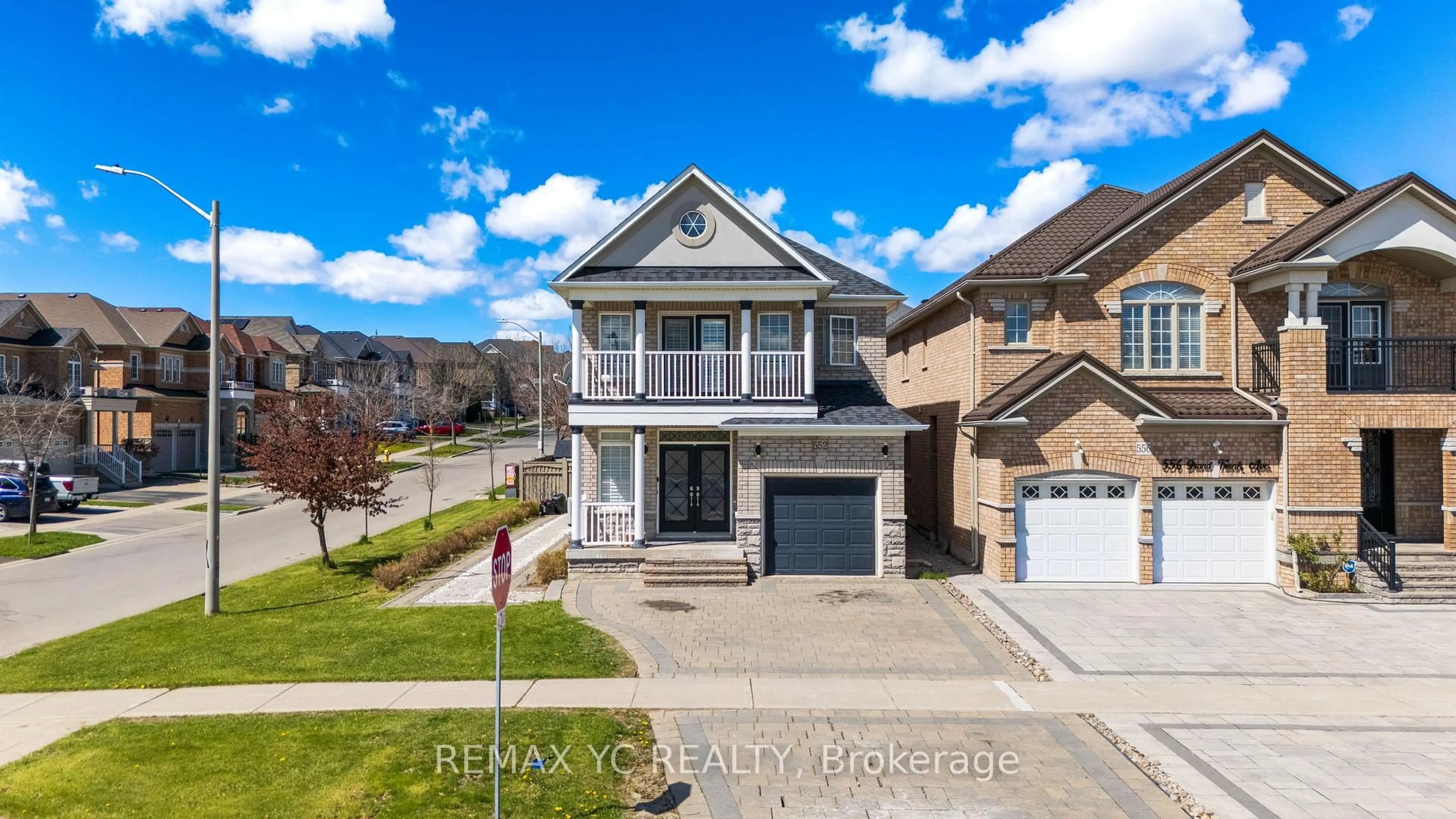 A pic from outside/outdoor area/front of a property/back of a property/a pic from drone, street for 552 Grand Trunk Ave, Vaughan Ontario L6A 0R4