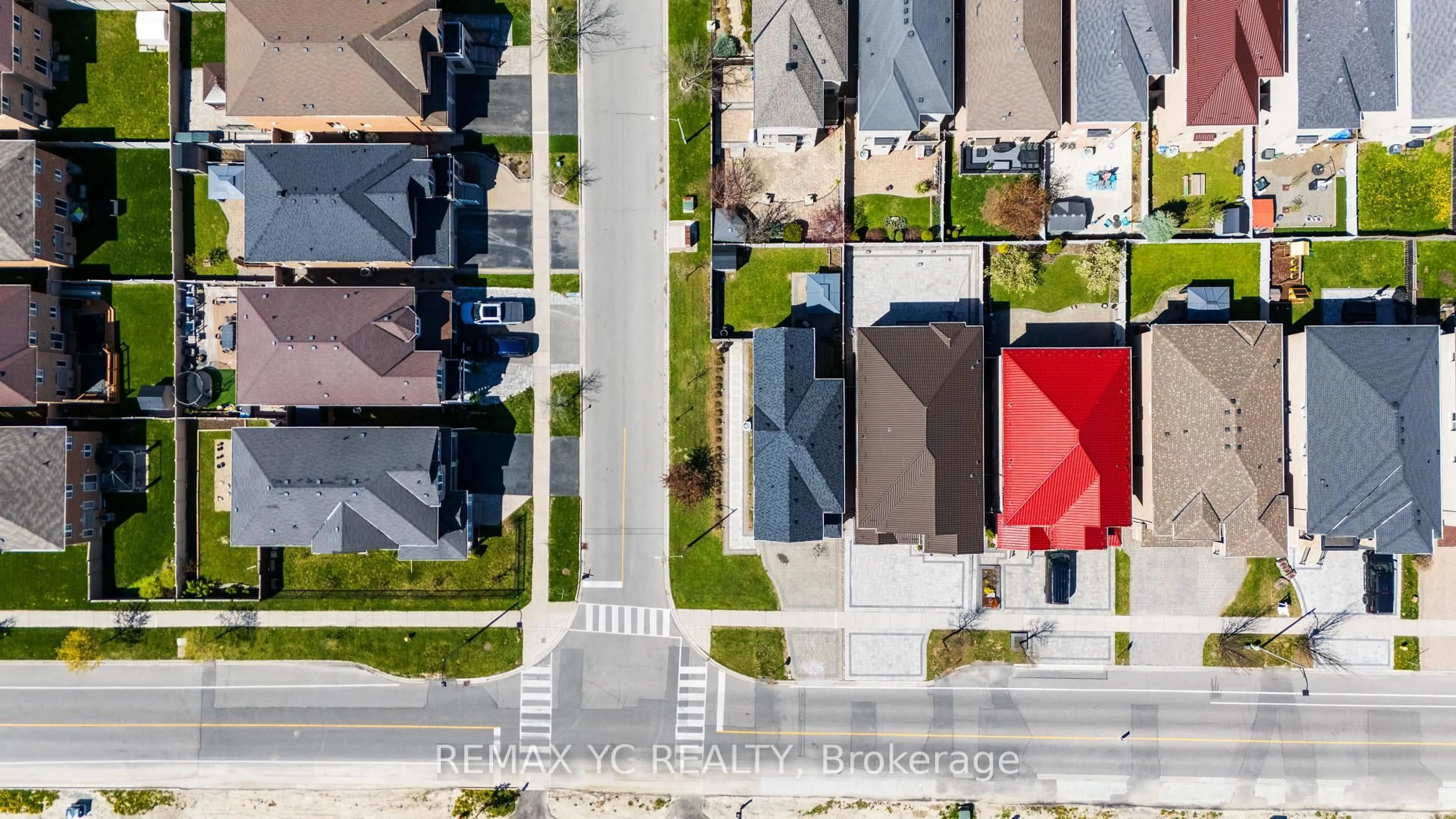 A pic from outside/outdoor area/front of a property/back of a property/a pic from drone, street for 552 Grand Trunk Ave, Vaughan Ontario L6A 0R4