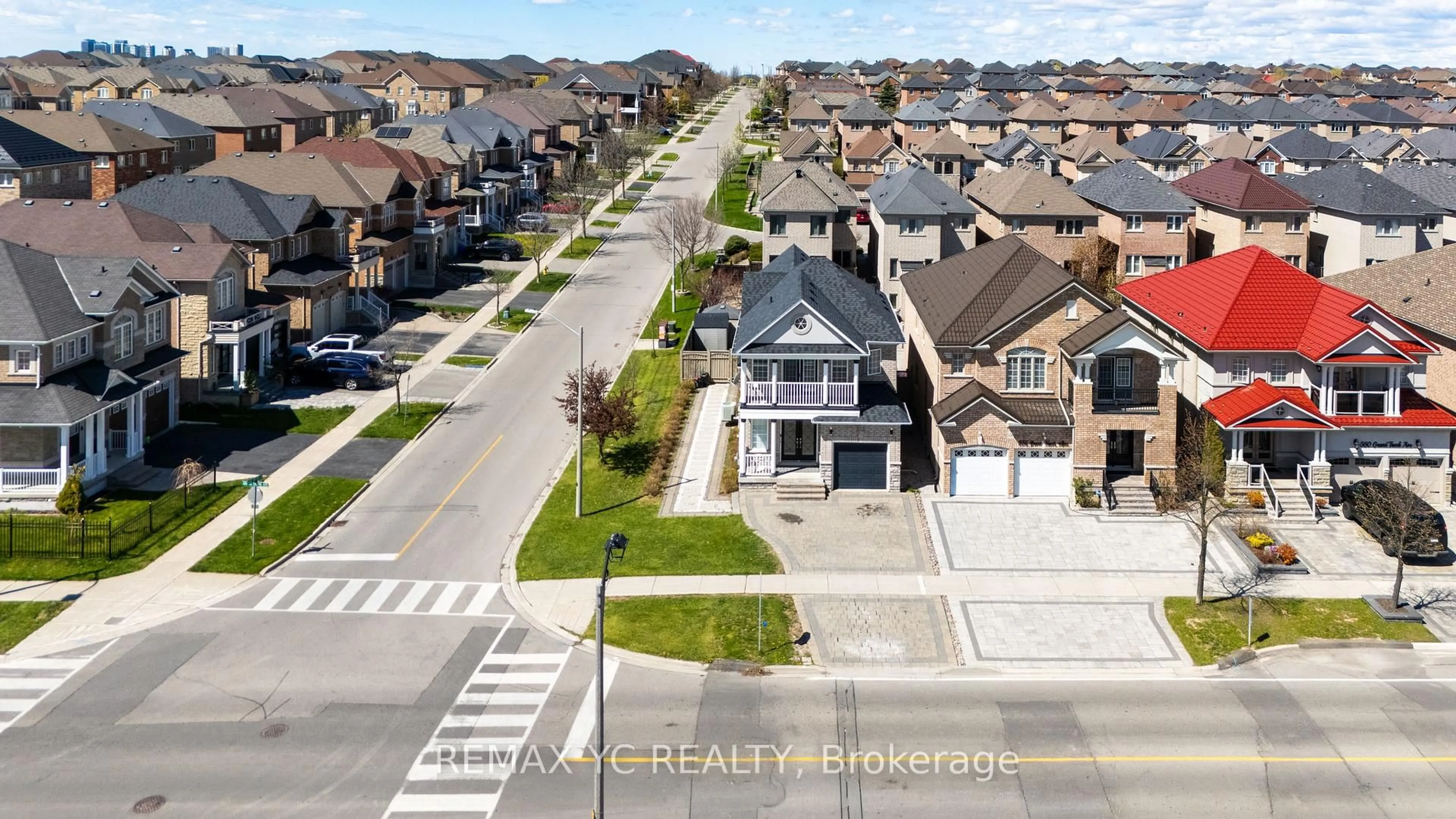 A pic from outside/outdoor area/front of a property/back of a property/a pic from drone, street for 552 Grand Trunk Ave, Vaughan Ontario L6A 0R4