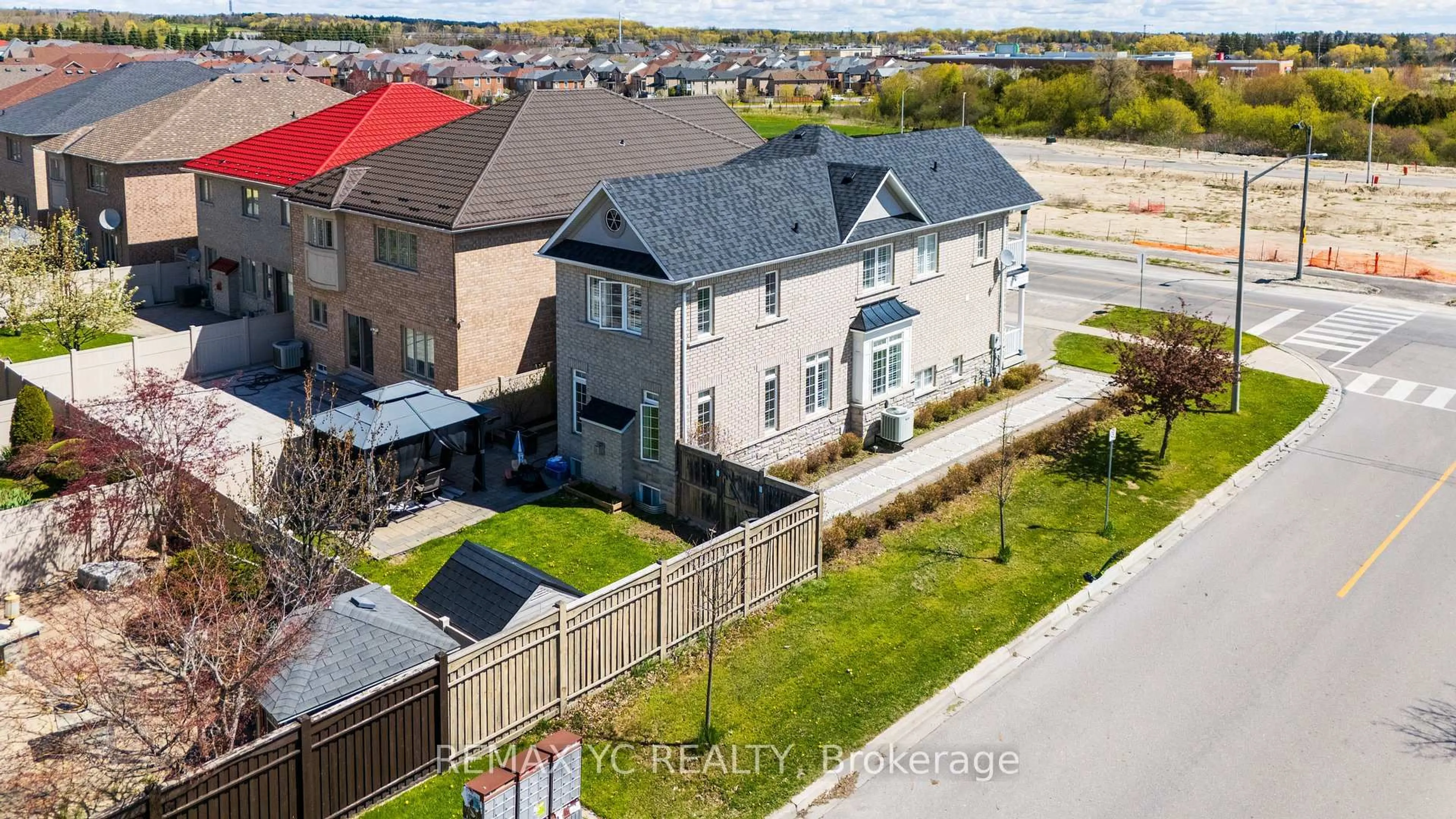 A pic from outside/outdoor area/front of a property/back of a property/a pic from drone, street for 552 Grand Trunk Ave, Vaughan Ontario L6A 0R4
