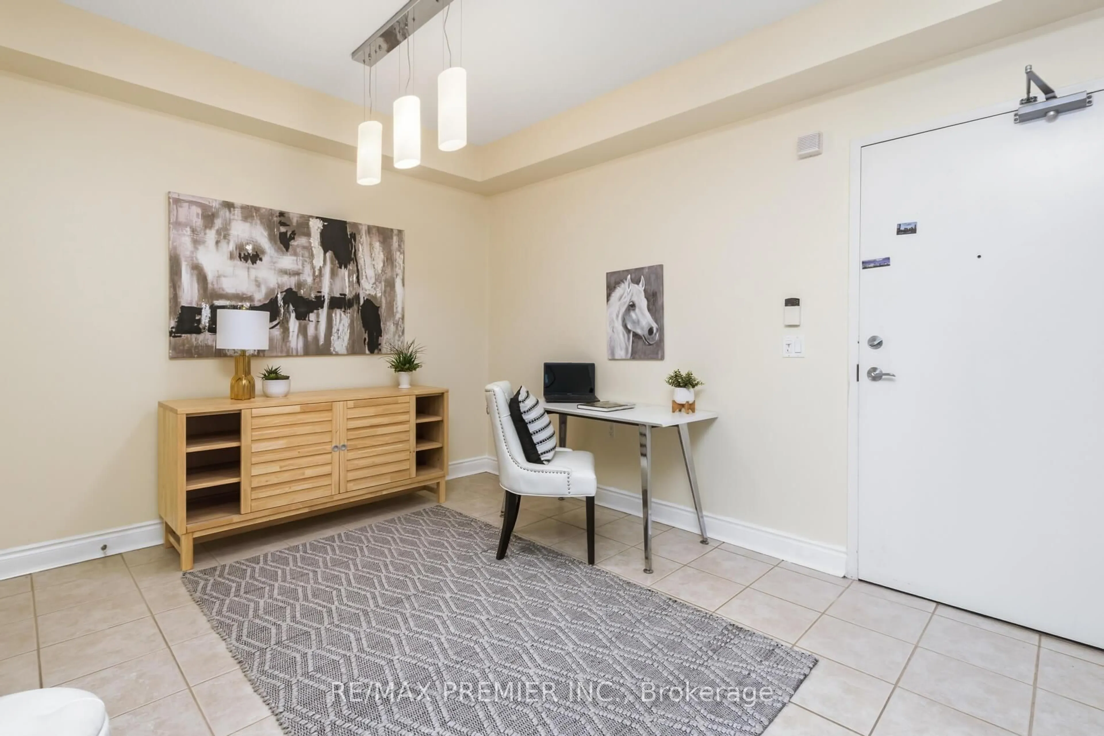 Indoor entryway for 8201 Islington Ave #330, Vaughan Ontario L4L 9S6