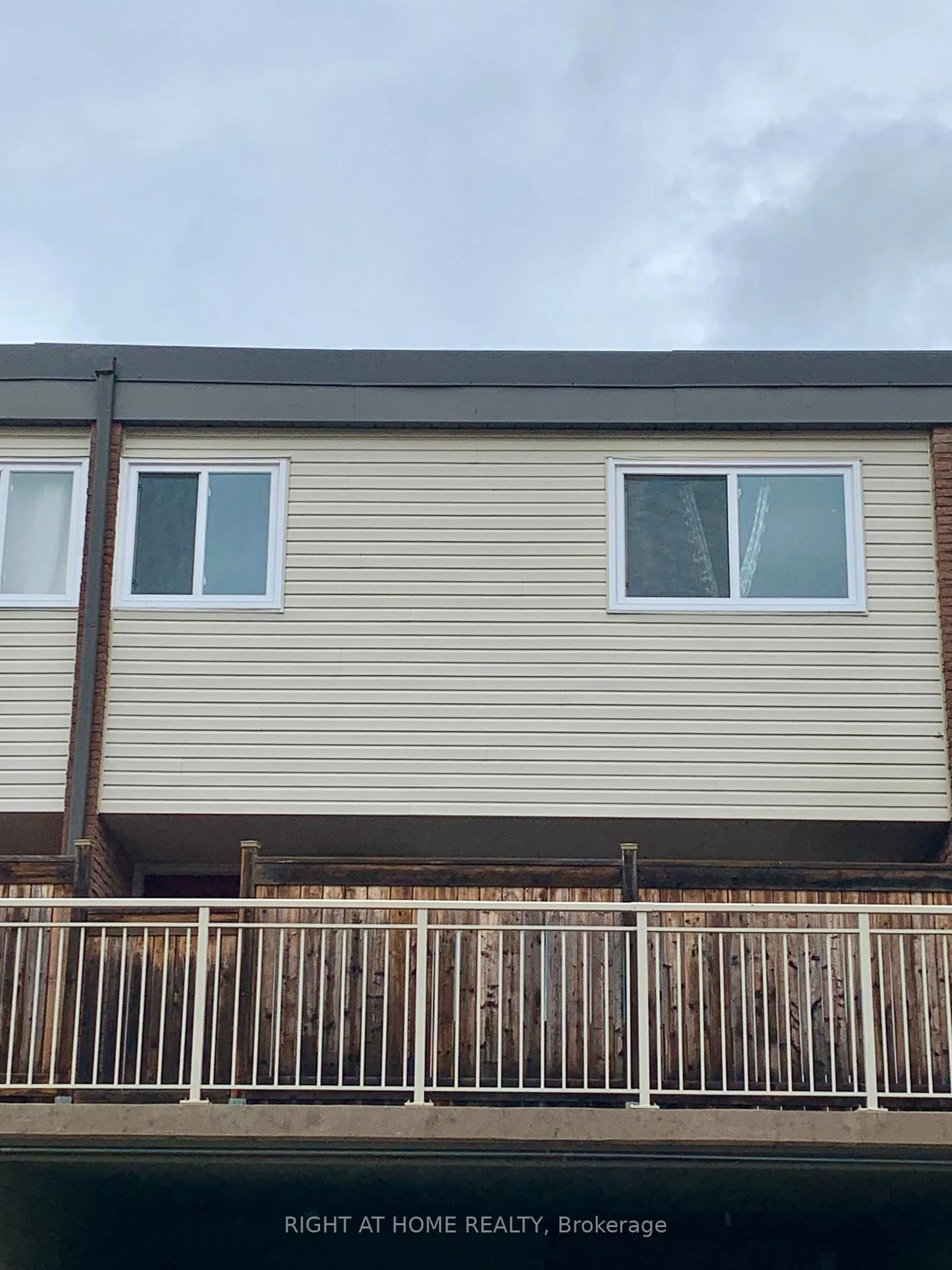 Home with vinyl exterior material, building for 129 Milestone Cres, Aurora Ontario L4G 3M2