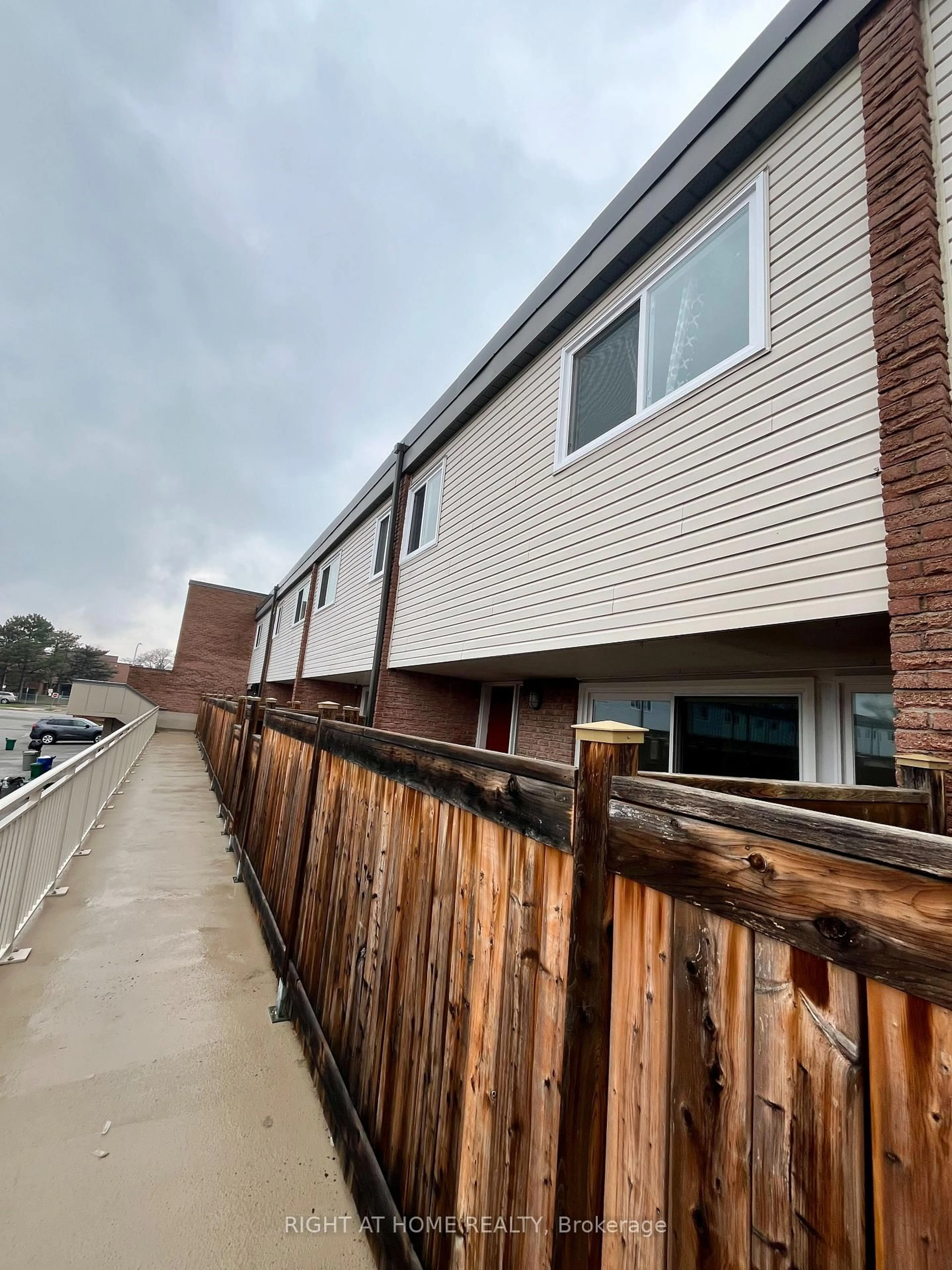 Unknown for 129 Milestone Cres, Aurora Ontario L4G 3M2