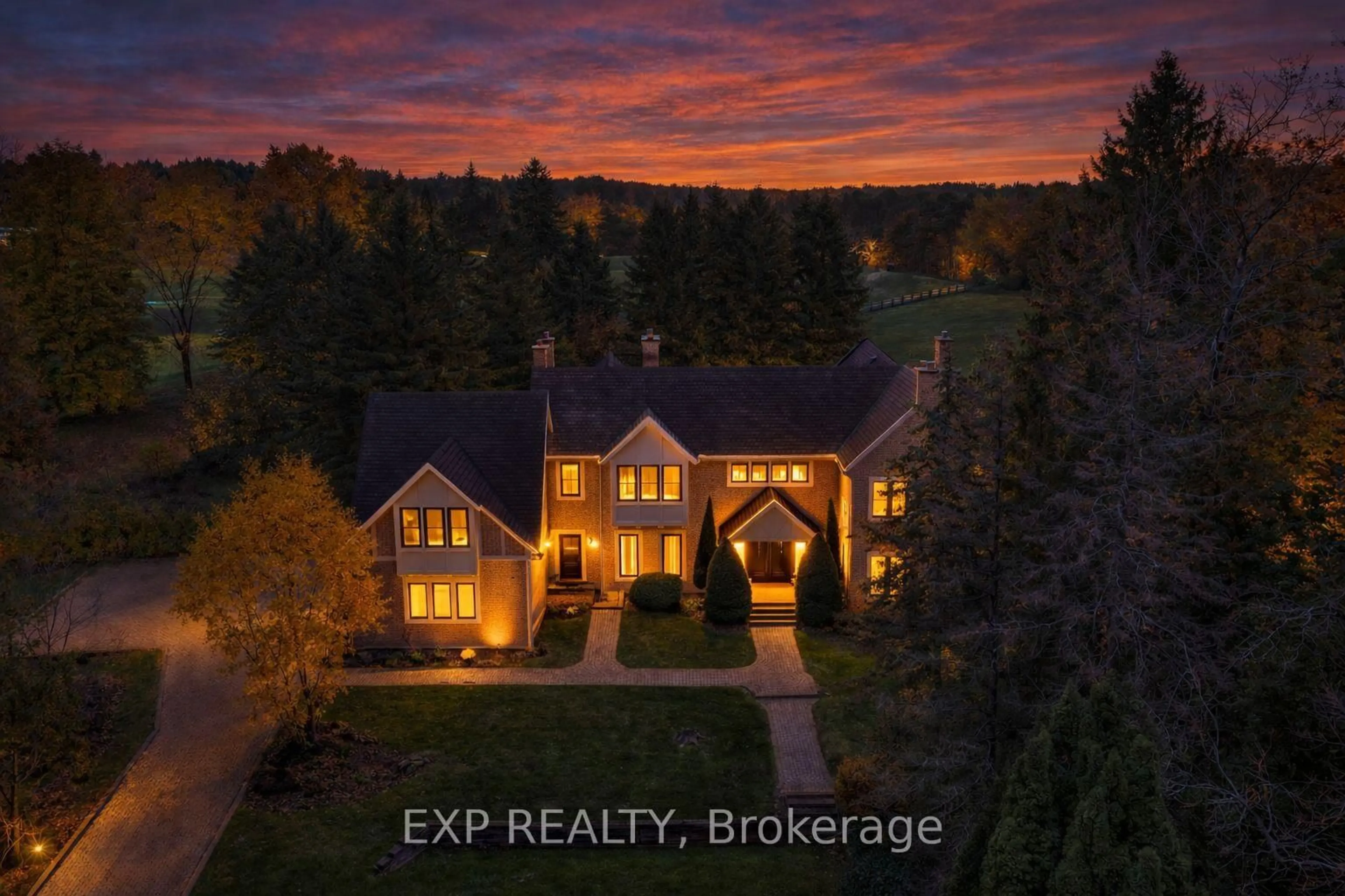 A pic from outside/outdoor area/front of a property/back of a property/a pic from drone, building for 15 Jarvis Ave, Aurora Ontario L4G 6W8
