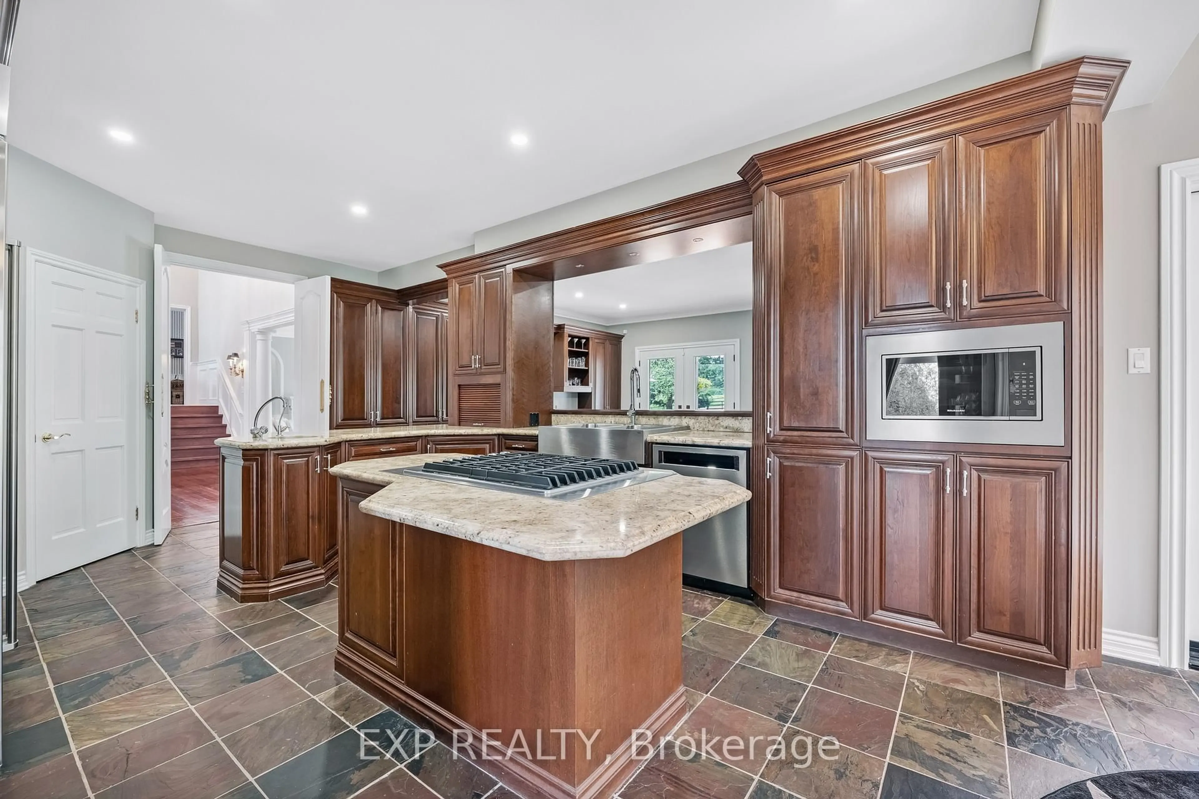 Open concept kitchen, ceramic/tile floor for 15 Jarvis Ave, Aurora Ontario L4G 6W8