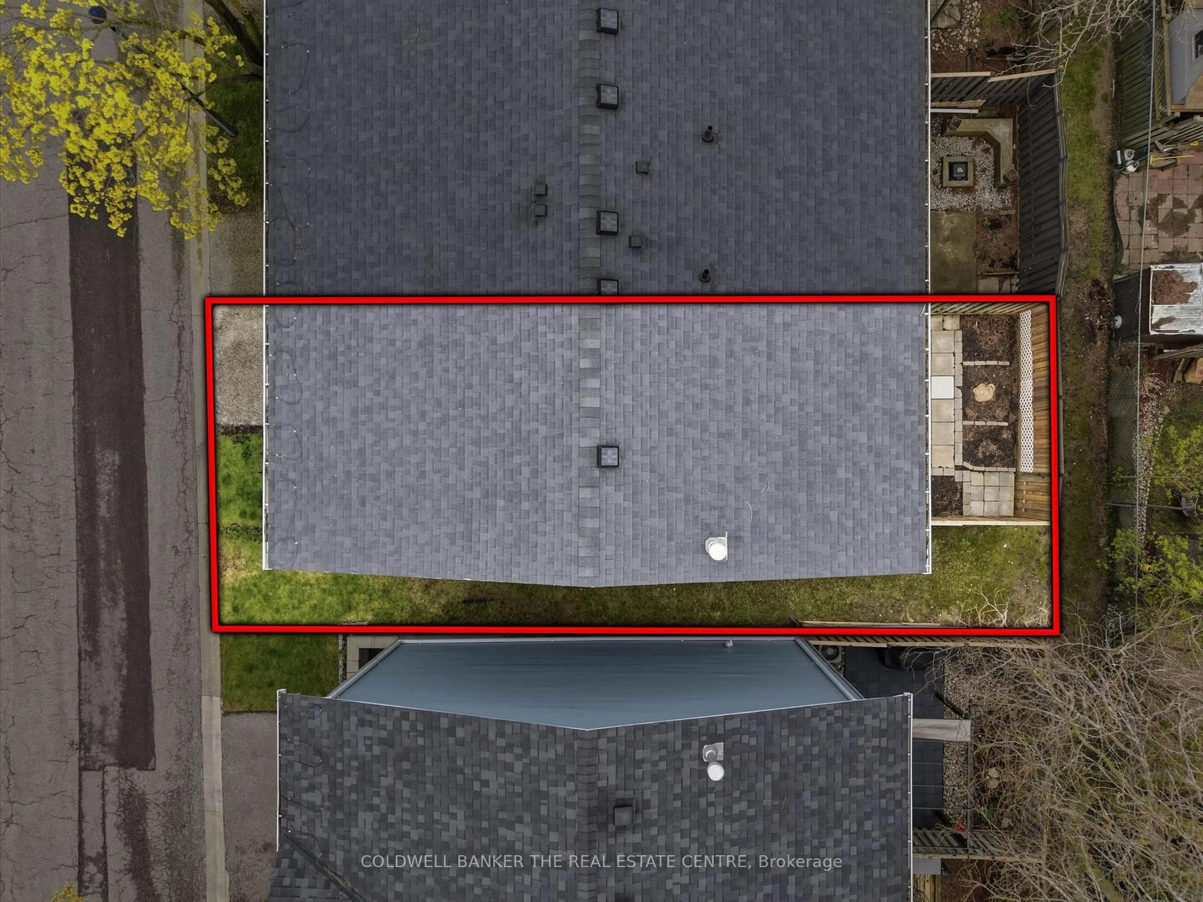 A pic from outside/outdoor area/front of a property/back of a property/a pic from drone, building for 23 Harmony Circ #23, Bradford West Gwillimbury Ontario L3Z 2T8