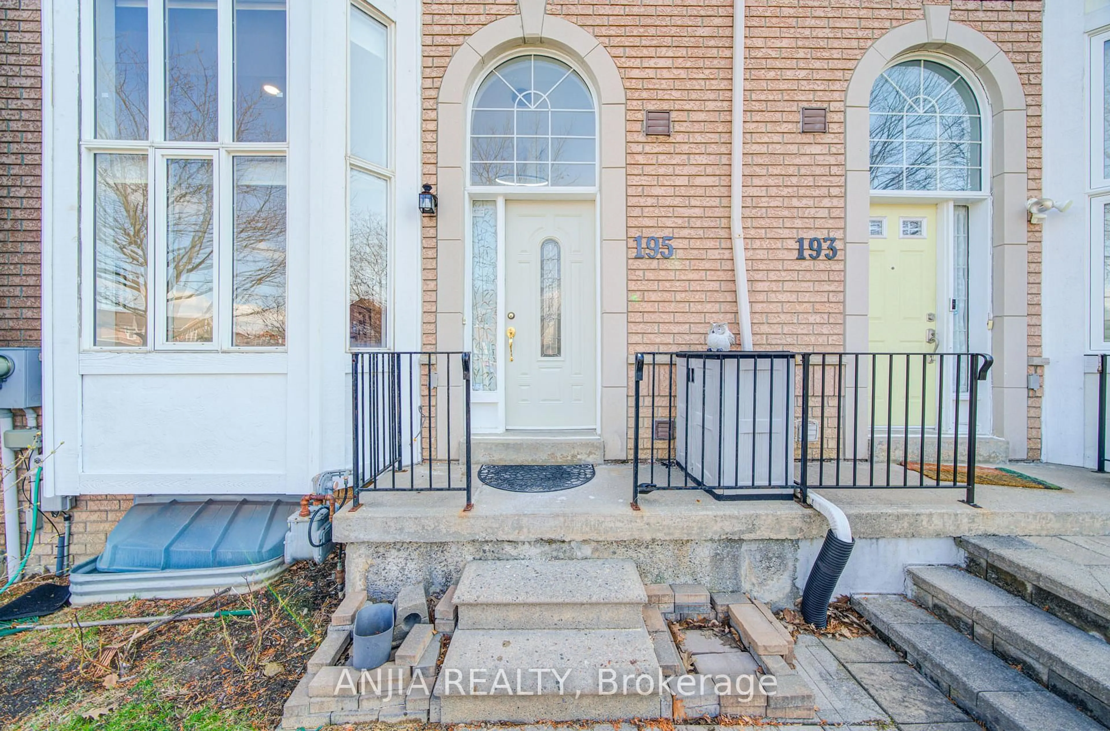 Indoor entryway for 195 Shirley Dr, Richmond Hill Ontario L4S 1T3