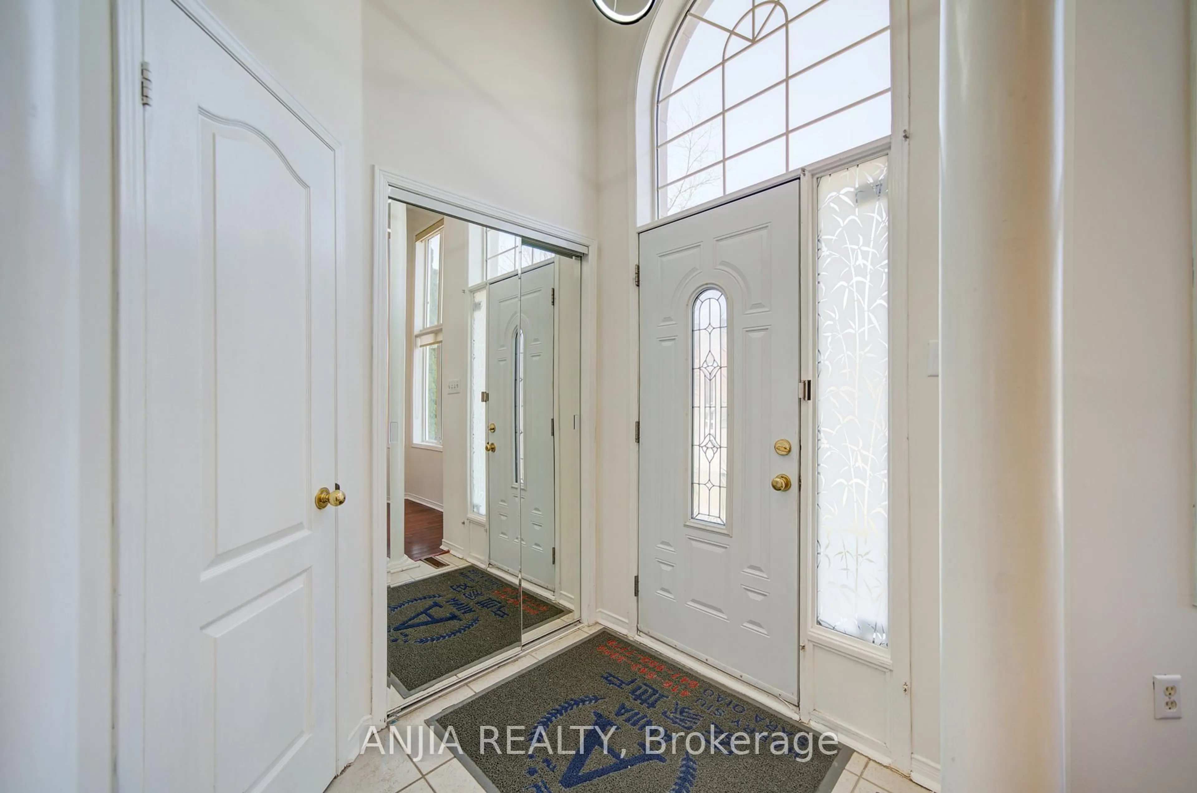 Indoor entryway for 195 Shirley Dr, Richmond Hill Ontario L4S 1T3