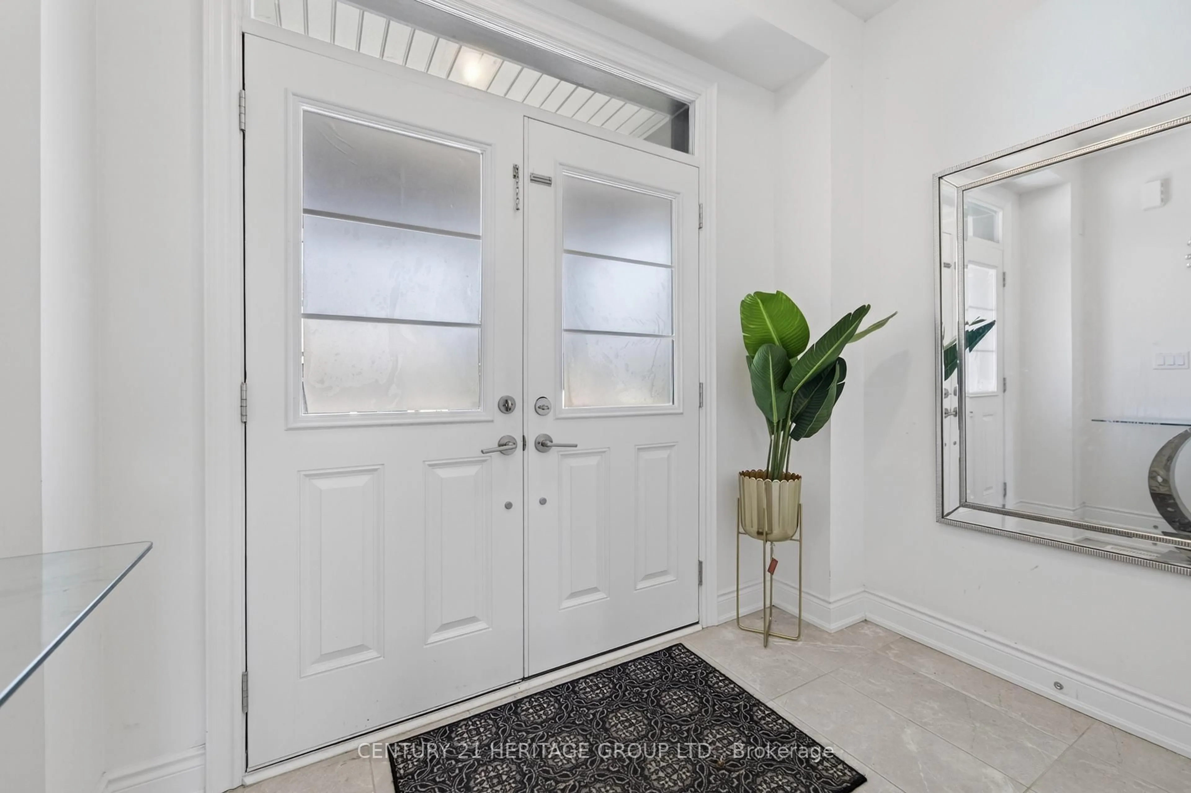 Indoor entryway for 77 Montrose Blvd, Bradford West Gwillimbury Ontario L3Z 0E4