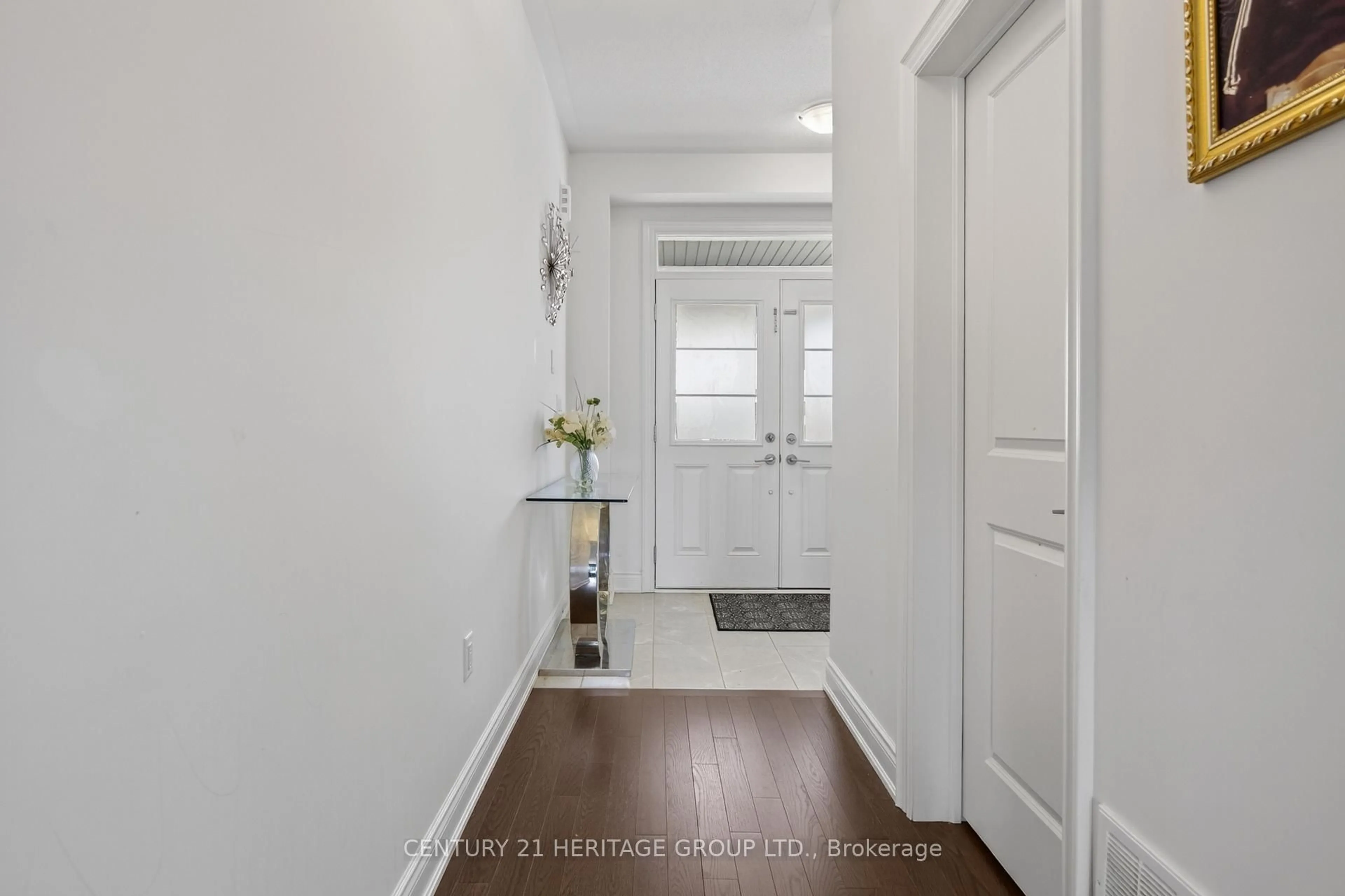 Indoor entryway for 77 Montrose Blvd, Bradford West Gwillimbury Ontario L3Z 0E4