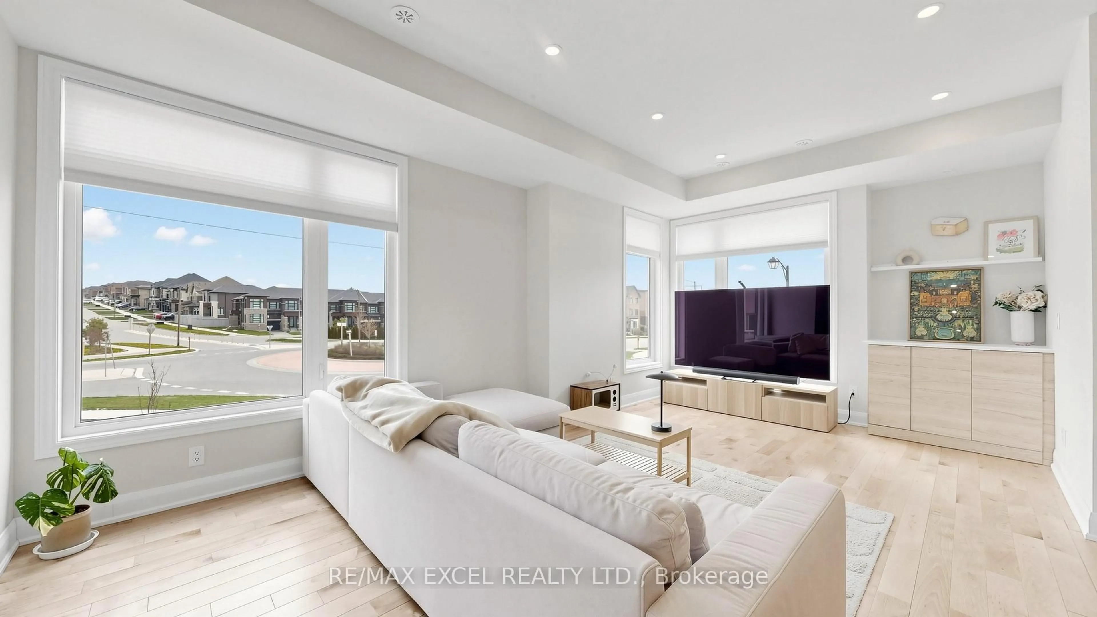 Living room with furniture, unknown for 10 Busato Dr, Whitchurch-Stouffville Ontario L4A 5G2