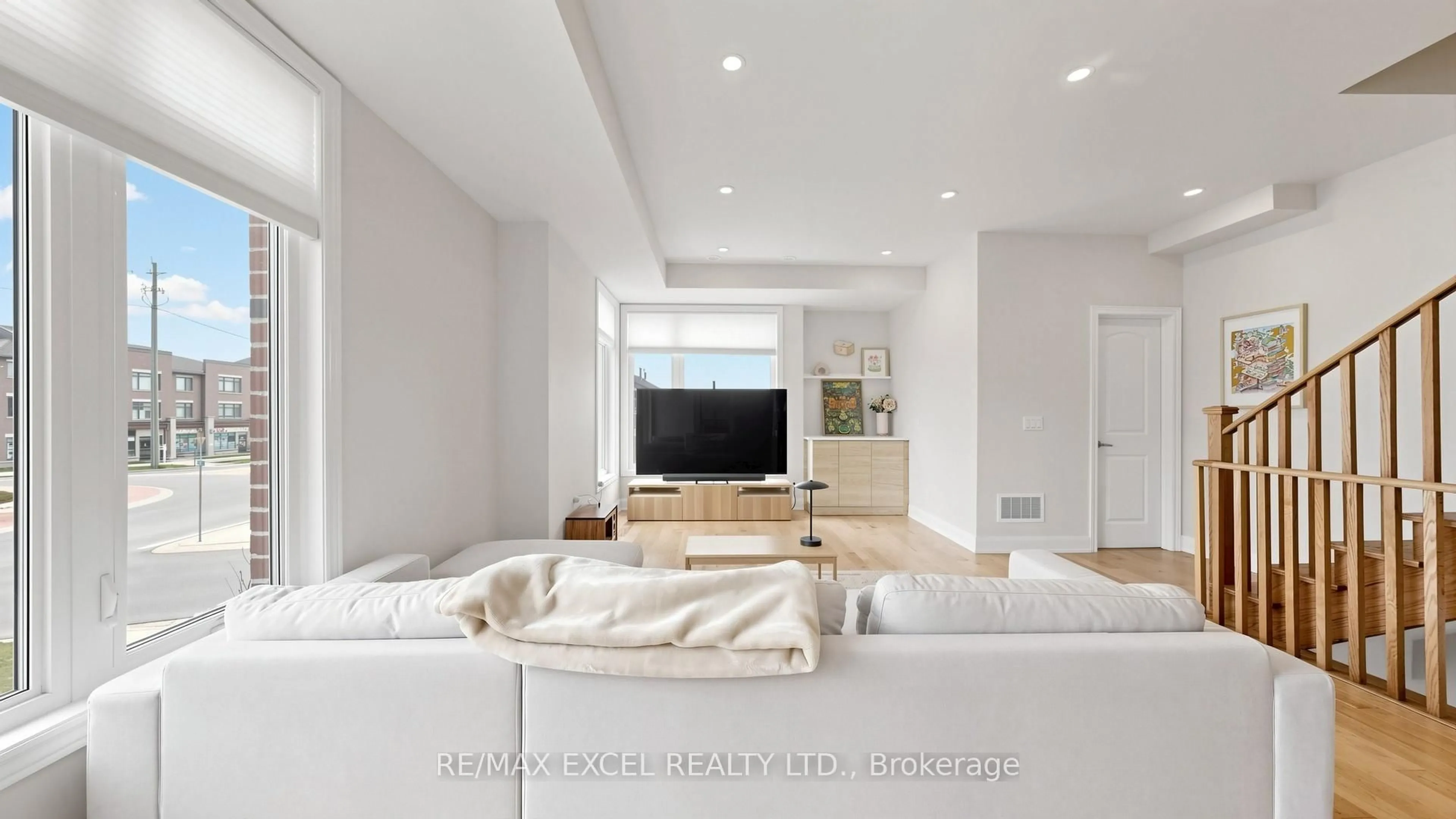 Living room with furniture, unknown for 10 Busato Dr, Whitchurch-Stouffville Ontario L4A 5G2