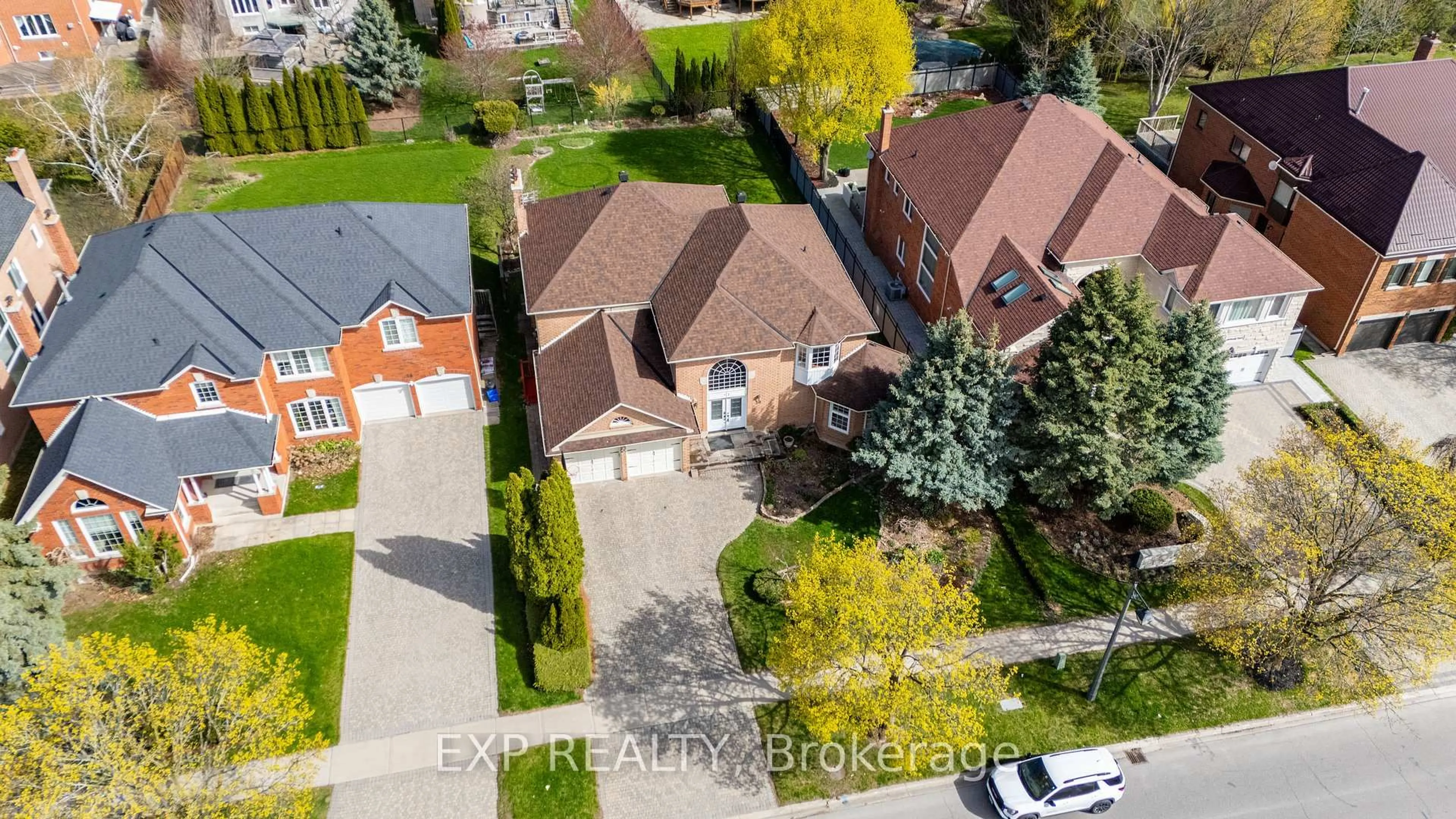 A pic from outside/outdoor area/front of a property/back of a property/a pic from drone, street for 38 Boake Tr, Richmond Hill Ontario L4B 2H1