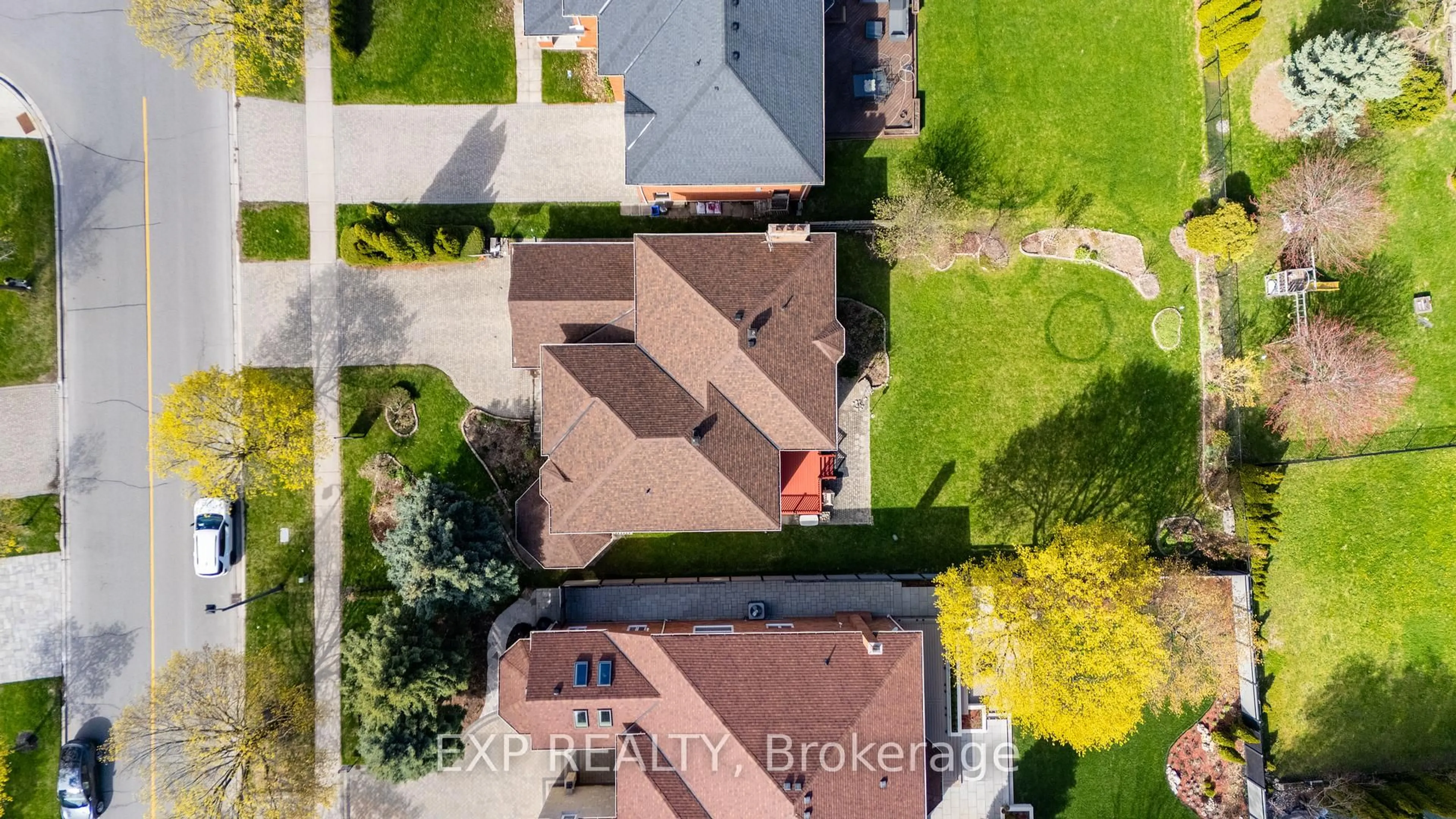 A pic from outside/outdoor area/front of a property/back of a property/a pic from drone, street for 38 Boake Tr, Richmond Hill Ontario L4B 2H1
