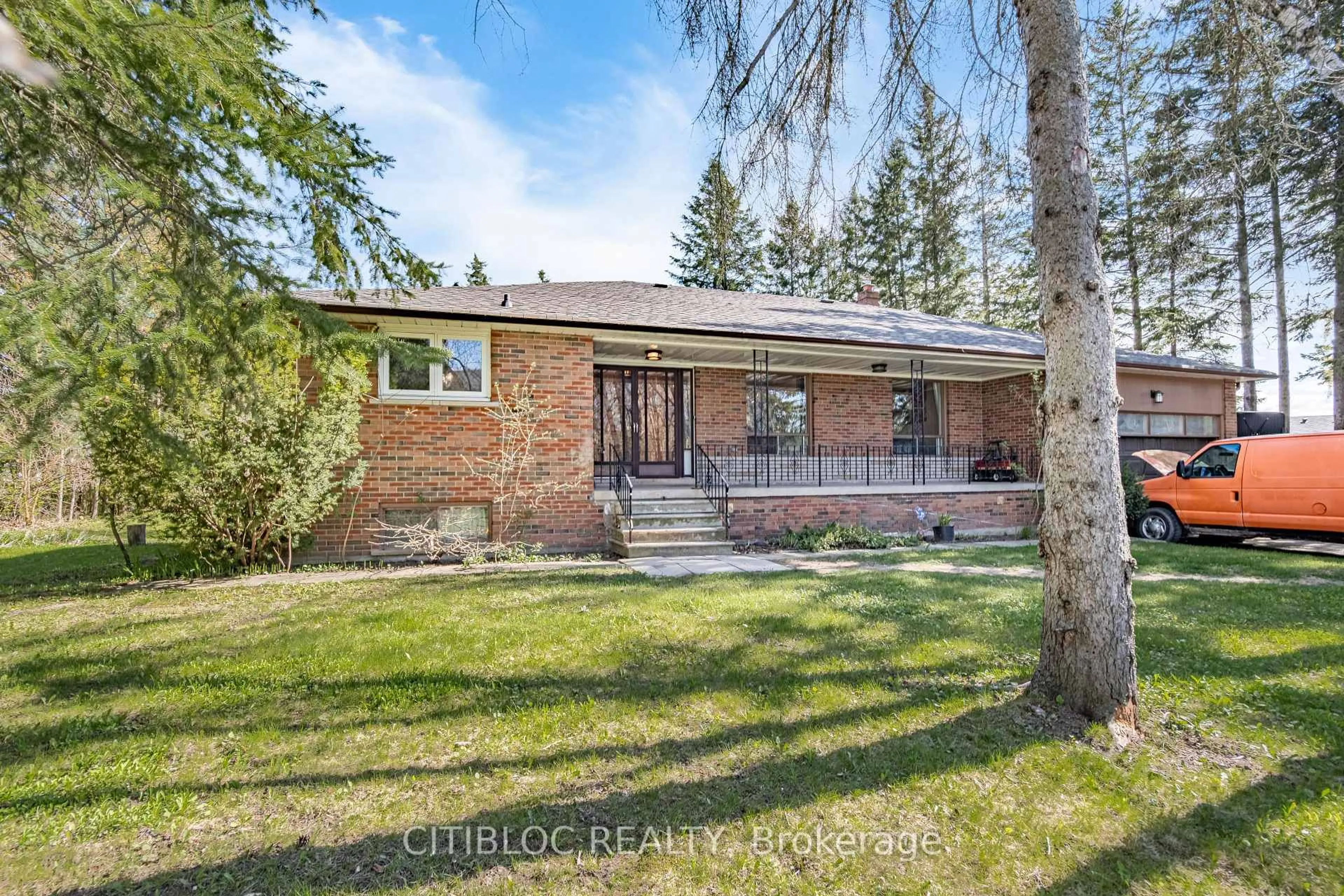 A pic from outside/outdoor area/front of a property/back of a property/a pic from drone, street for 5 Old Forge Rd, King Ontario L7B 1K4