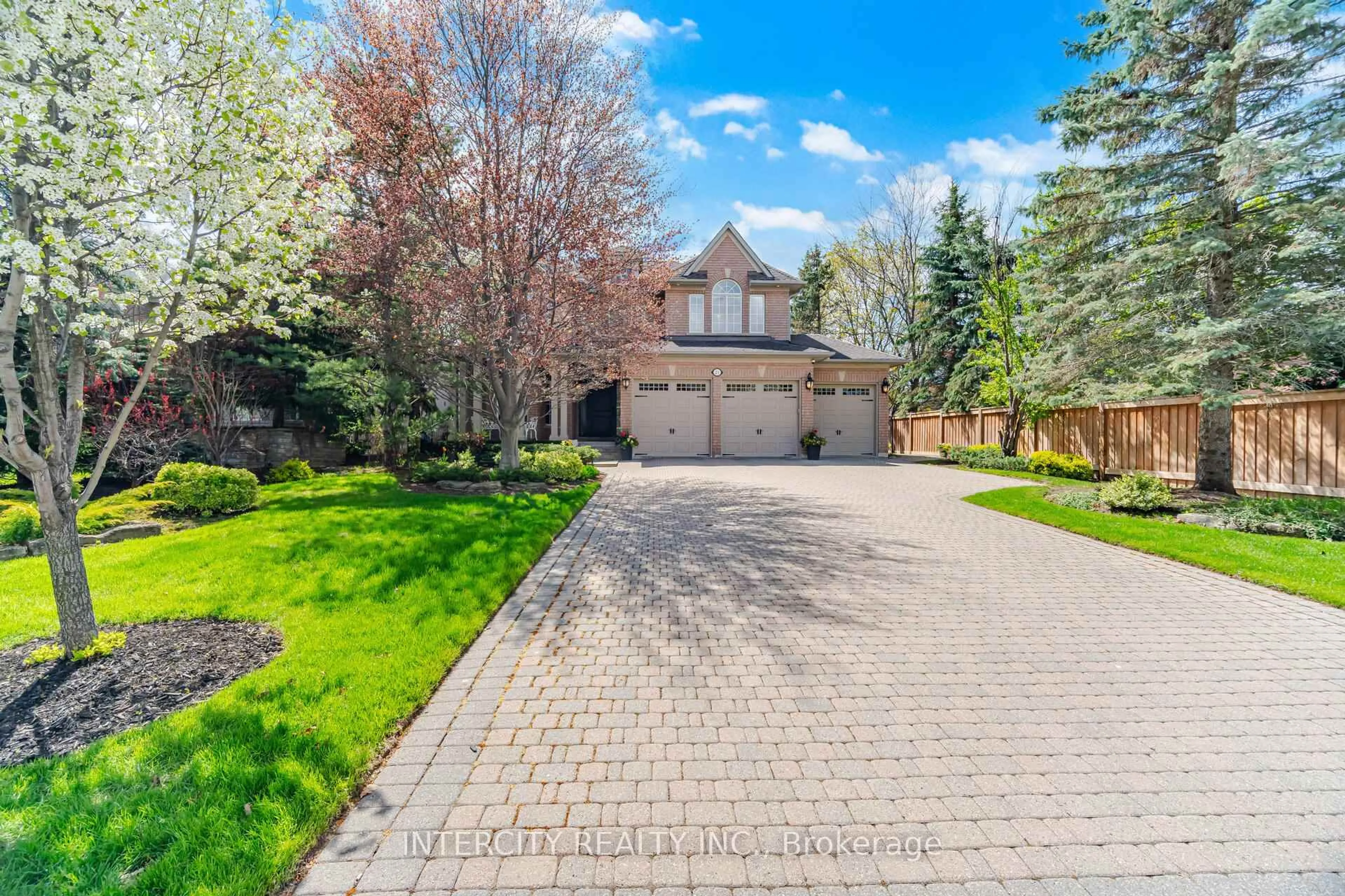 A pic from outside/outdoor area/front of a property/back of a property/a pic from drone, street for 21 Capner Crt, Vaughan Ontario L0J 1C0
