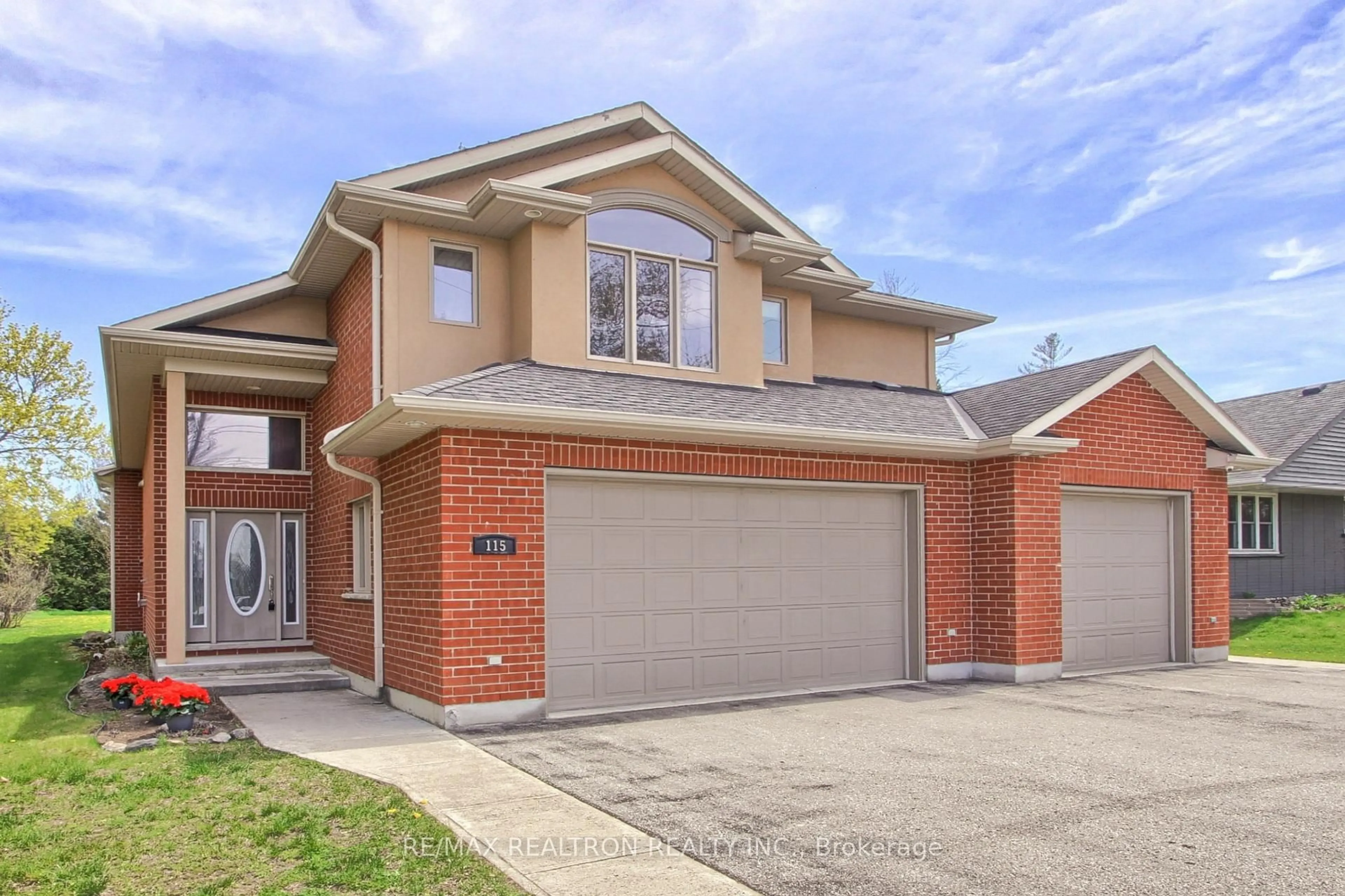 Home with brick exterior material, street for 115 Park Ave, East Gwillimbury Ontario L9N 1H8