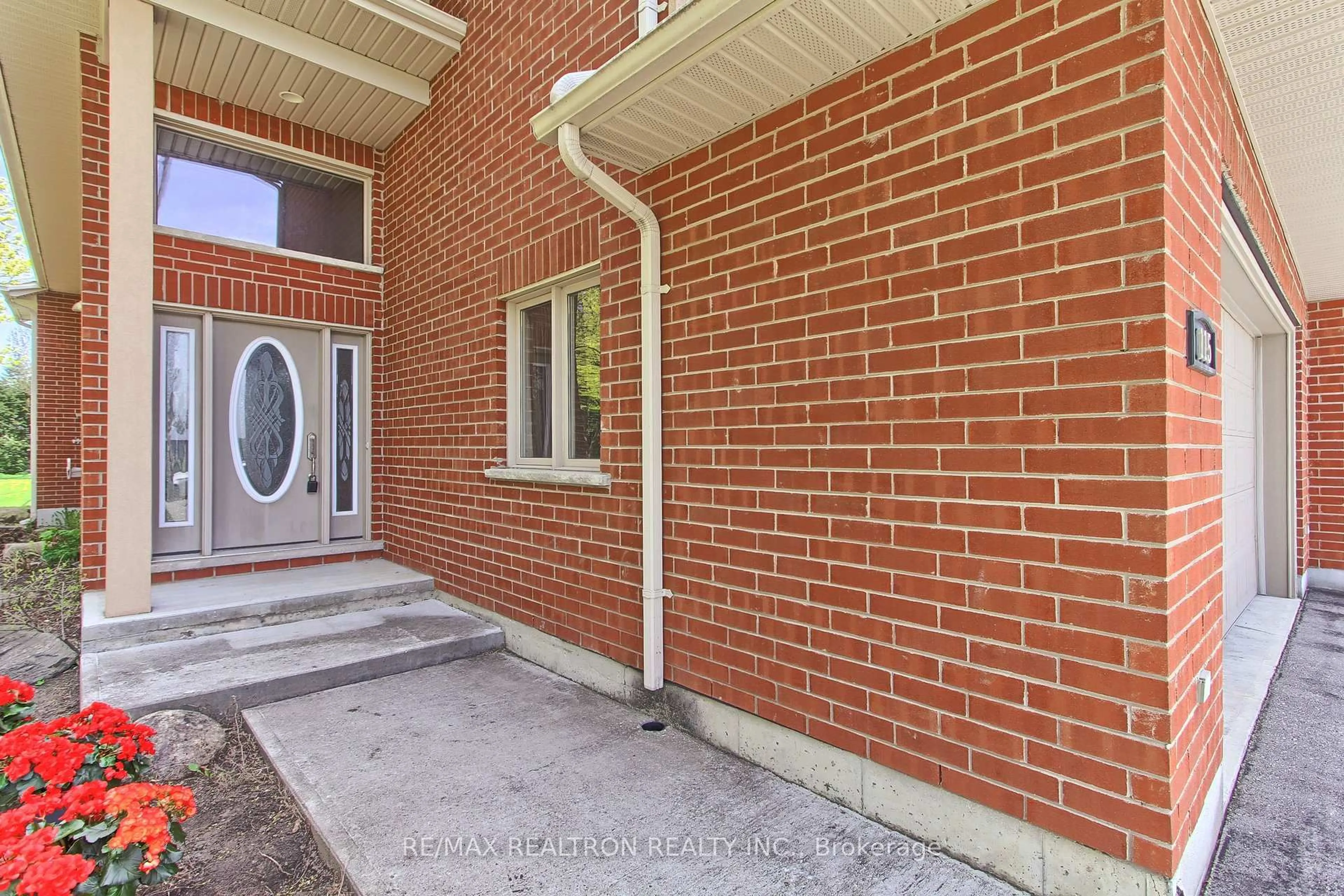 Home with brick exterior material, street for 115 Park Ave, East Gwillimbury Ontario L9N 1H8