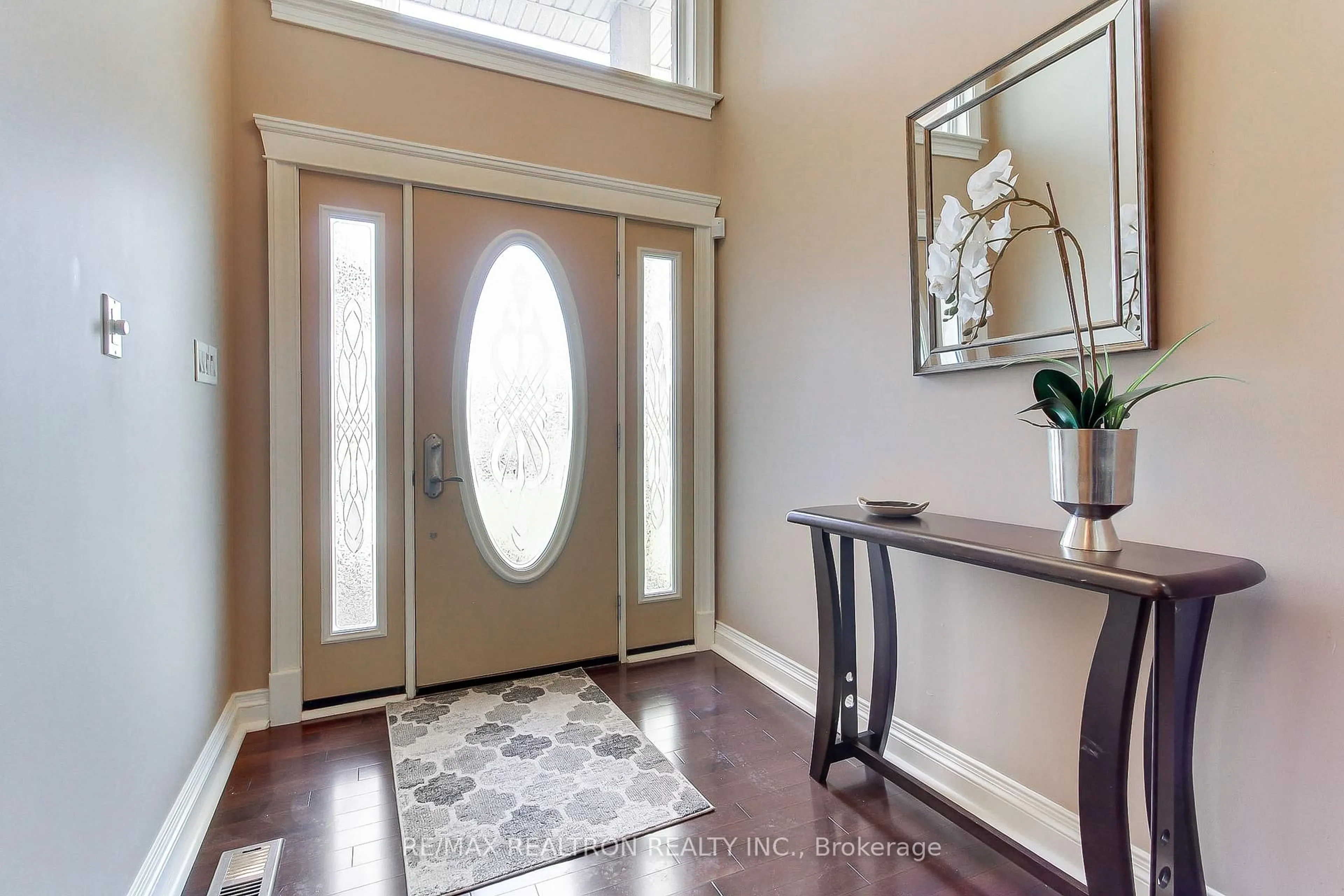 Indoor entryway for 115 Park Ave, East Gwillimbury Ontario L9N 1H8