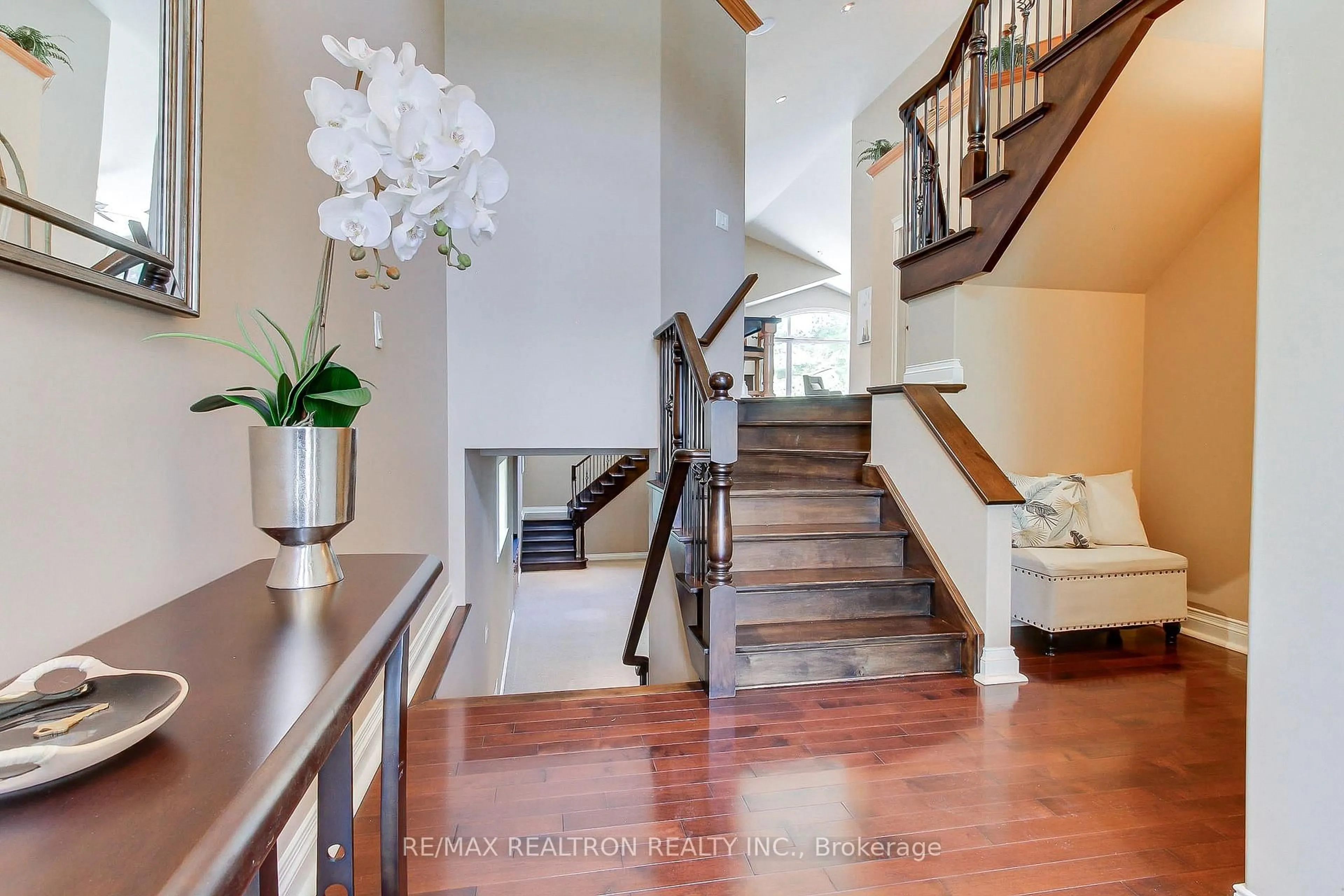 Indoor entryway for 115 Park Ave, East Gwillimbury Ontario L9N 1H8