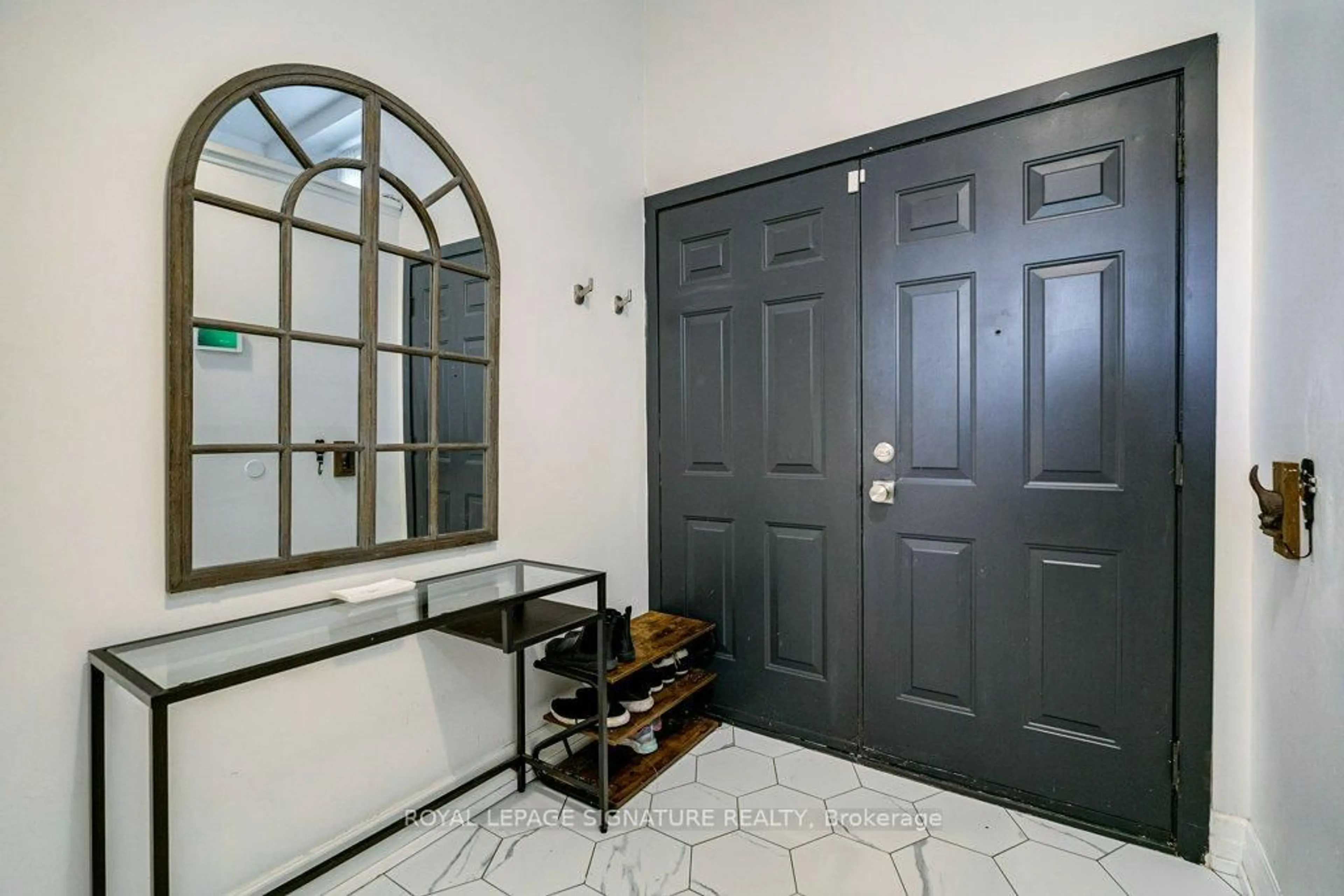 Indoor entryway for 1836 John St, Markham Ontario L3T 1Z1