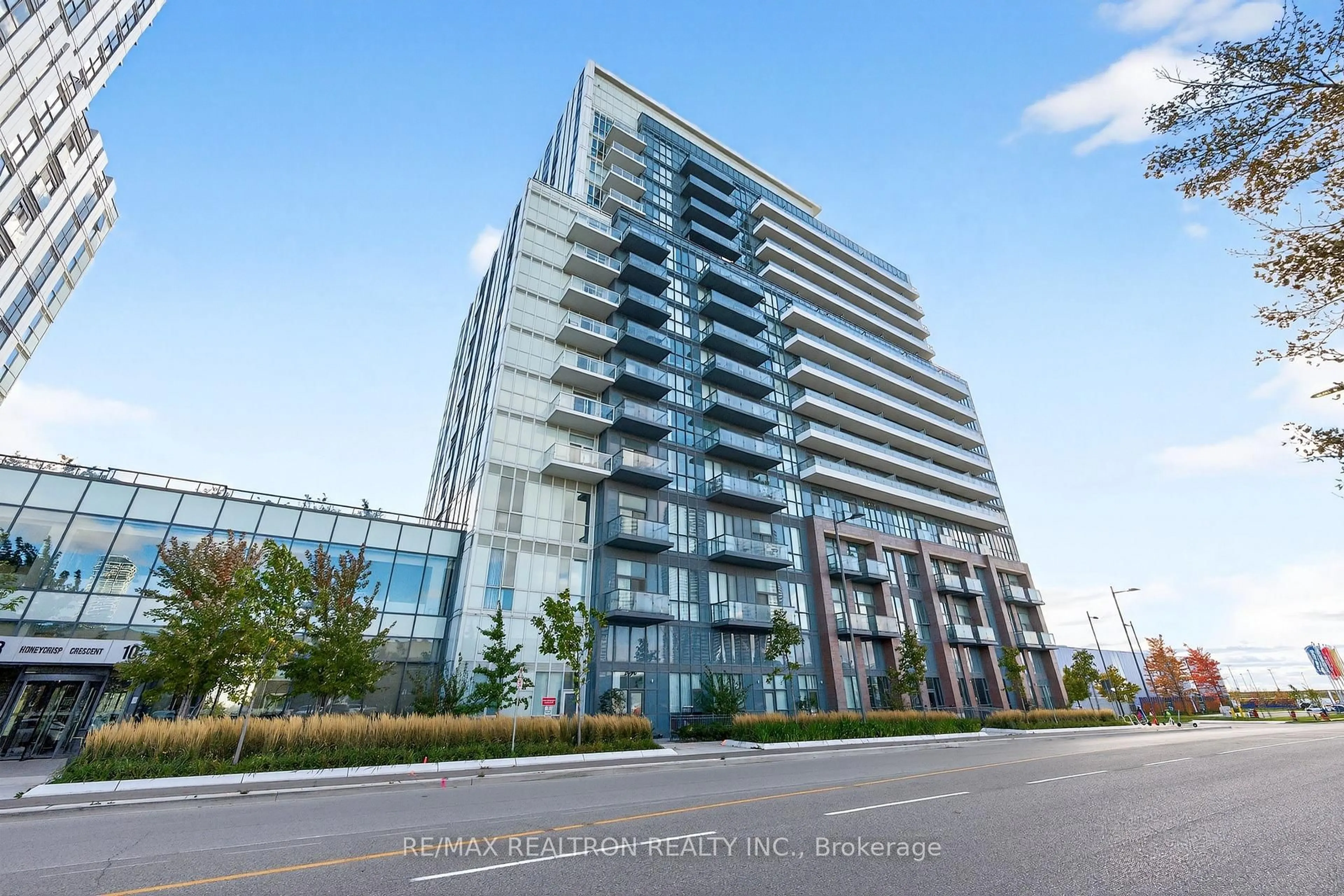A pic from outside/outdoor area/front of a property/back of a property/a pic from drone, building for 10 Honeycrisp Cres #717, Vaughan Ontario L4K 0M7