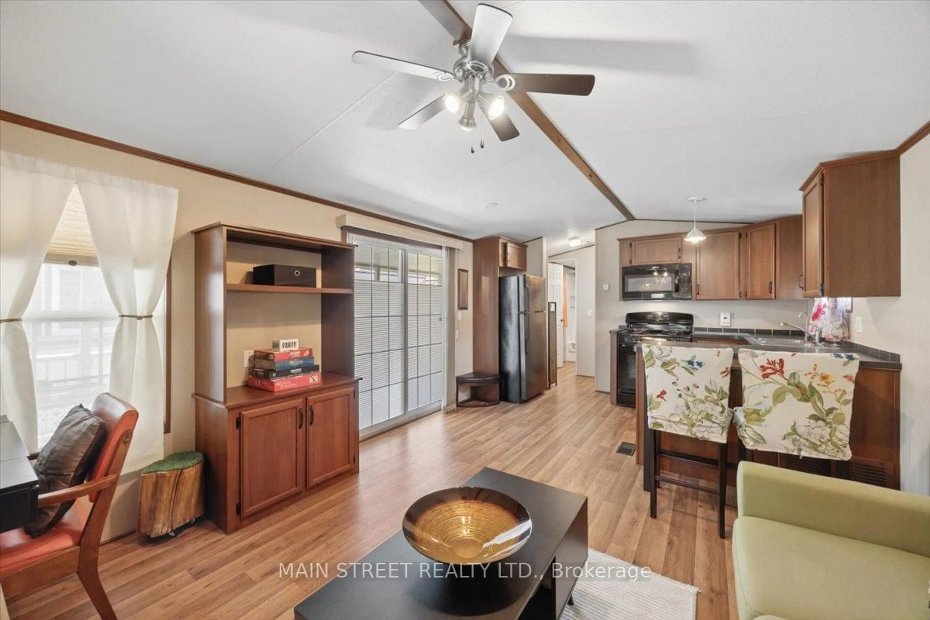 Open concept kitchen, wood/laminate floor for 29 Hawaiian Circ, Whitchurch-Stouffville Ontario L0G 1E0