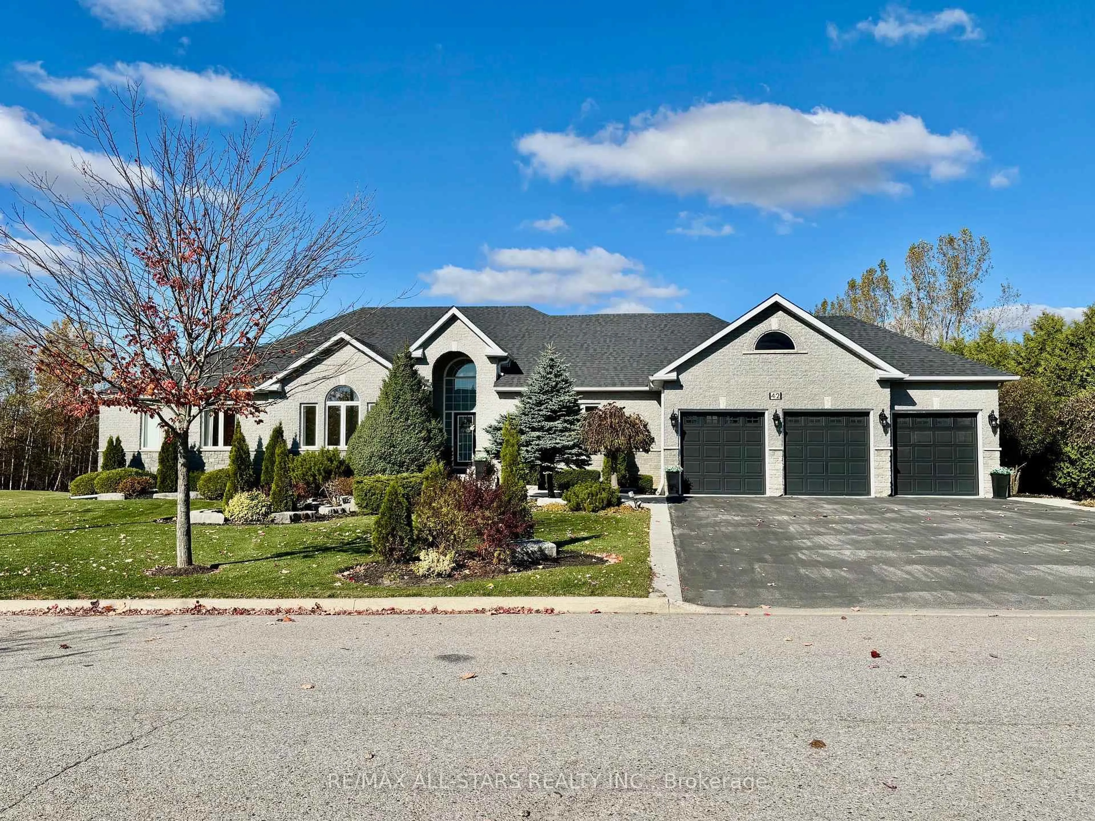 Home with vinyl exterior material, street for 42 Deer Ridge Rd, Uxbridge Ontario L0C 1A0