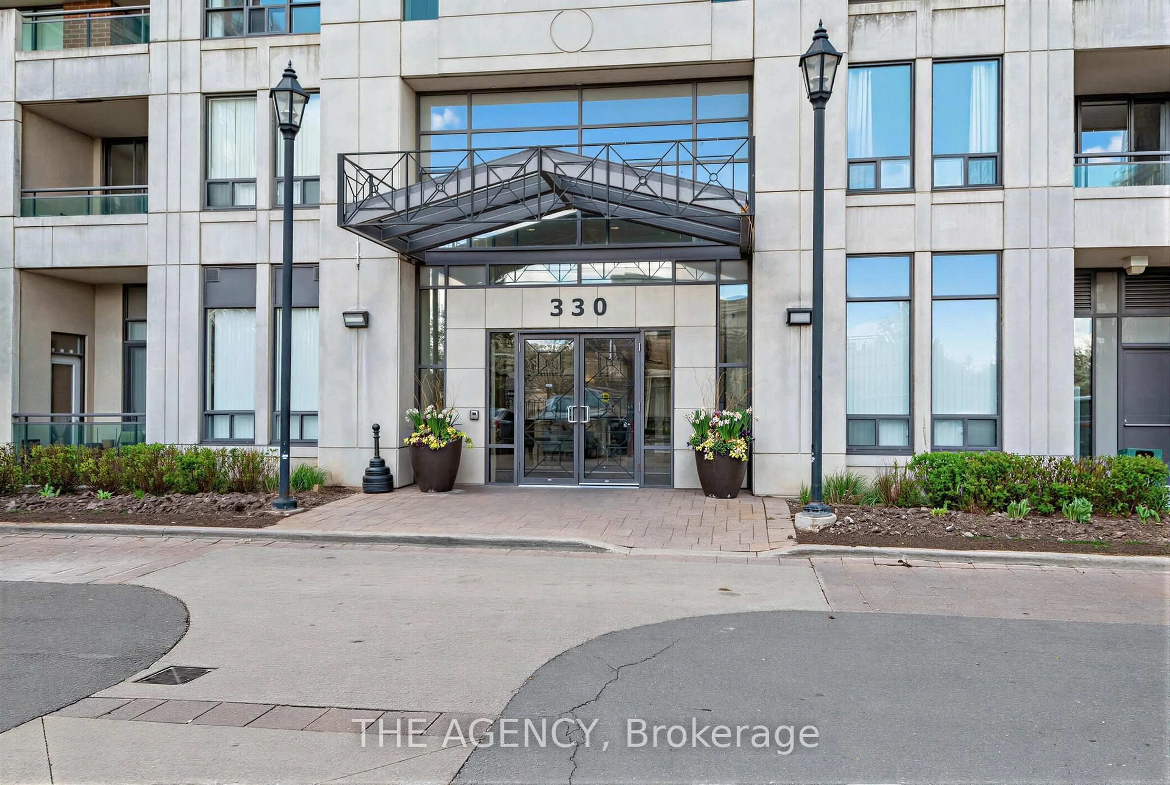 Indoor entryway for 330 Red Maple Rd #409, Richmond Hill Ontario L4C 0T6