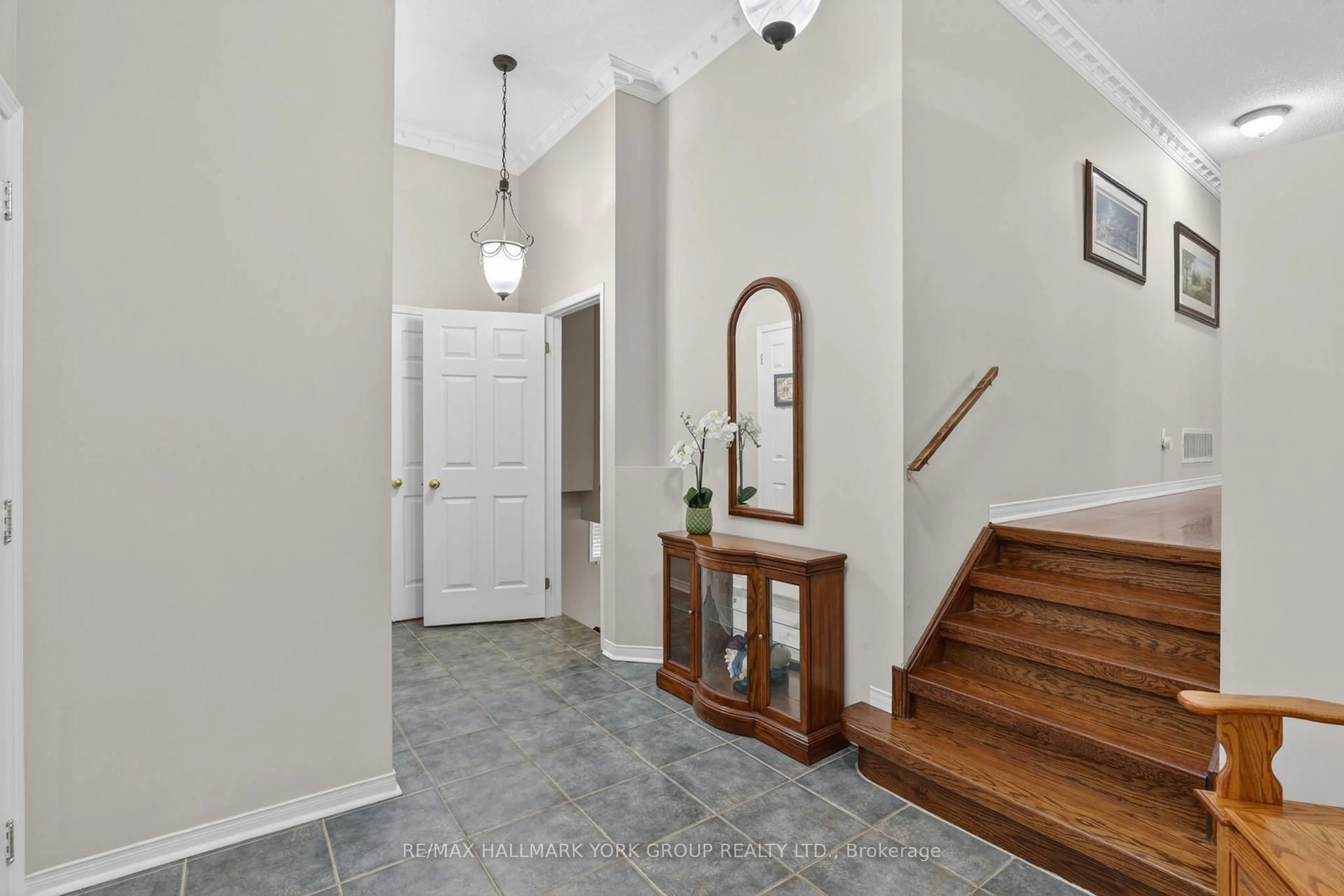 Indoor entryway for 1339 Forest St, Innisfil Ontario L9S 1Z7