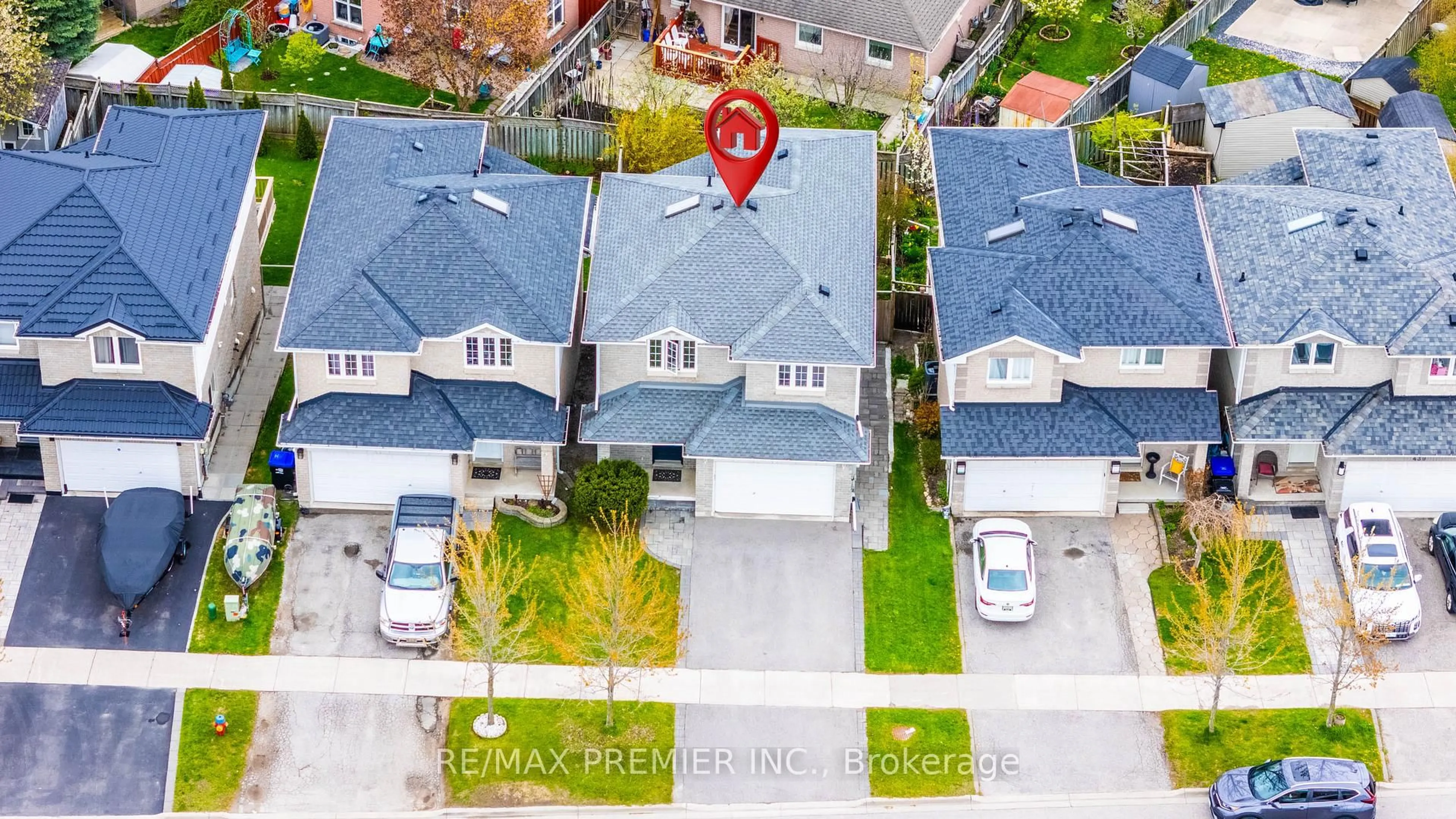 A pic from outside/outdoor area/front of a property/back of a property/a pic from drone, street for 435 Simcoe St, Bradford West Gwillimbury Ontario L3Z 3C4
