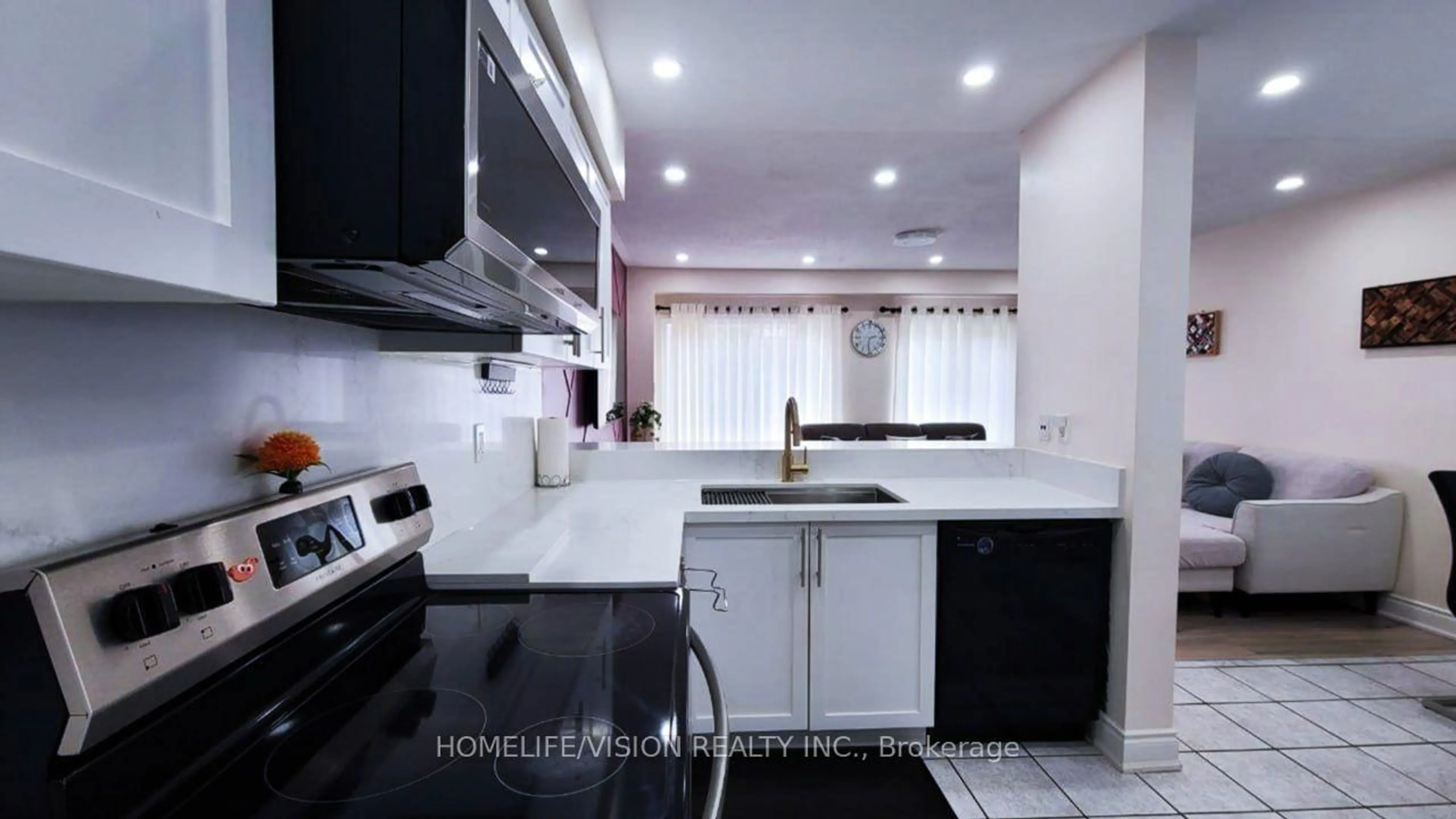 Standard kitchen, ceramic/tile floor for 11 Christephen Cres, Richmond Hill Ontario L4S 2S6