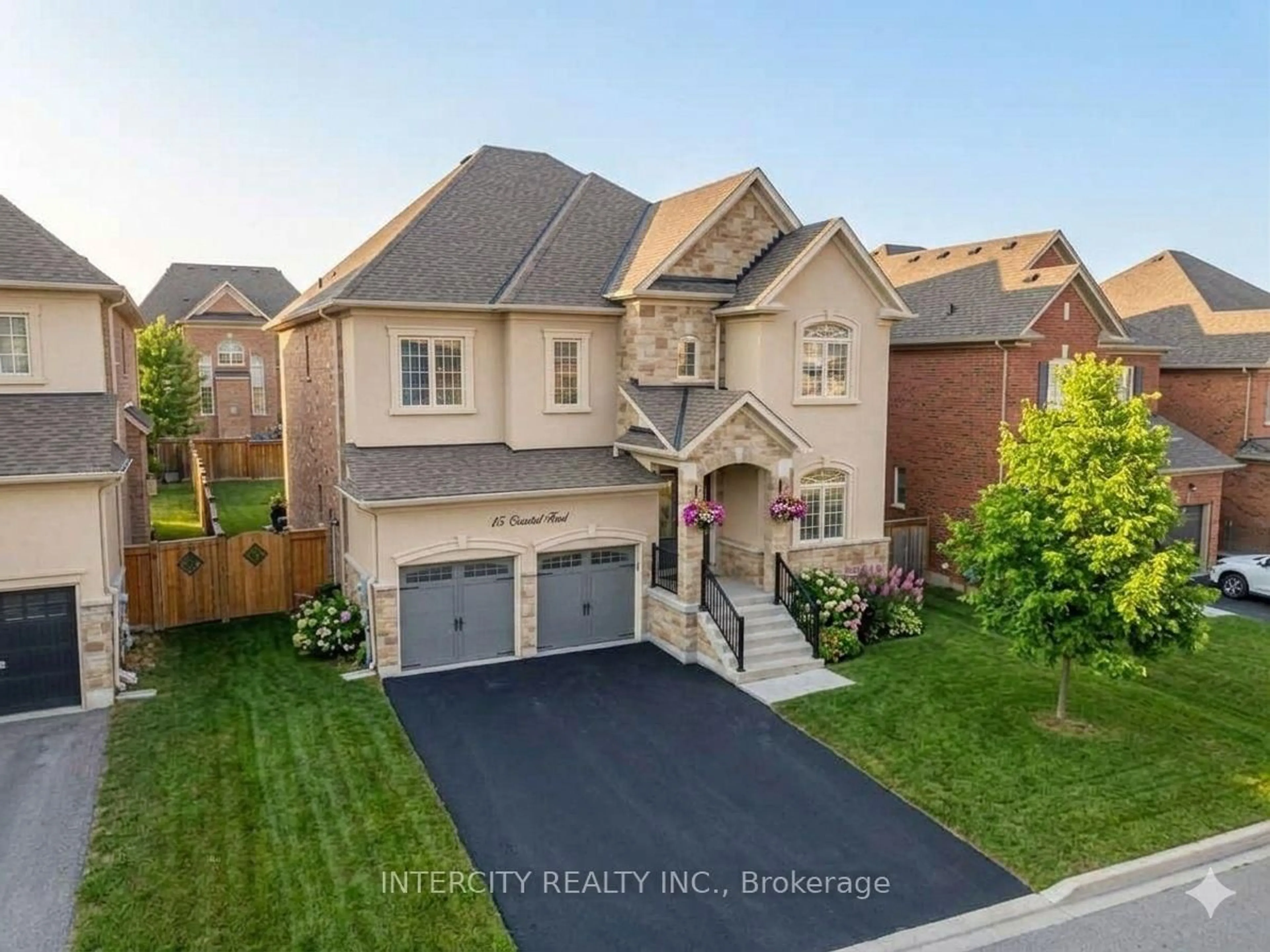A pic from outside/outdoor area/front of a property/back of a property/a pic from drone, street for 15 Coastal Tr, King Ontario L7B 0A5