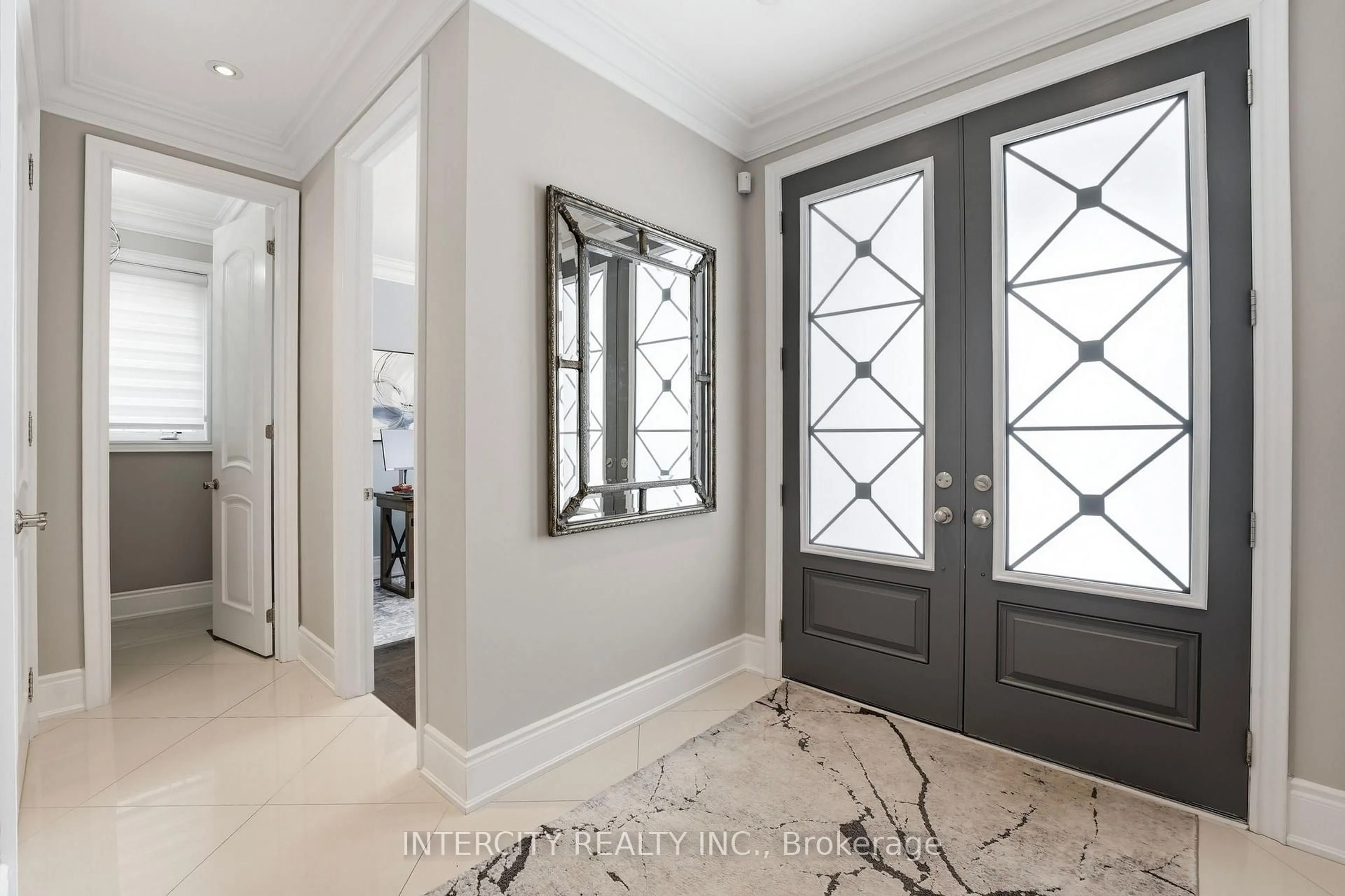 Indoor entryway for 15 Coastal Tr, King Ontario L7B 0A5
