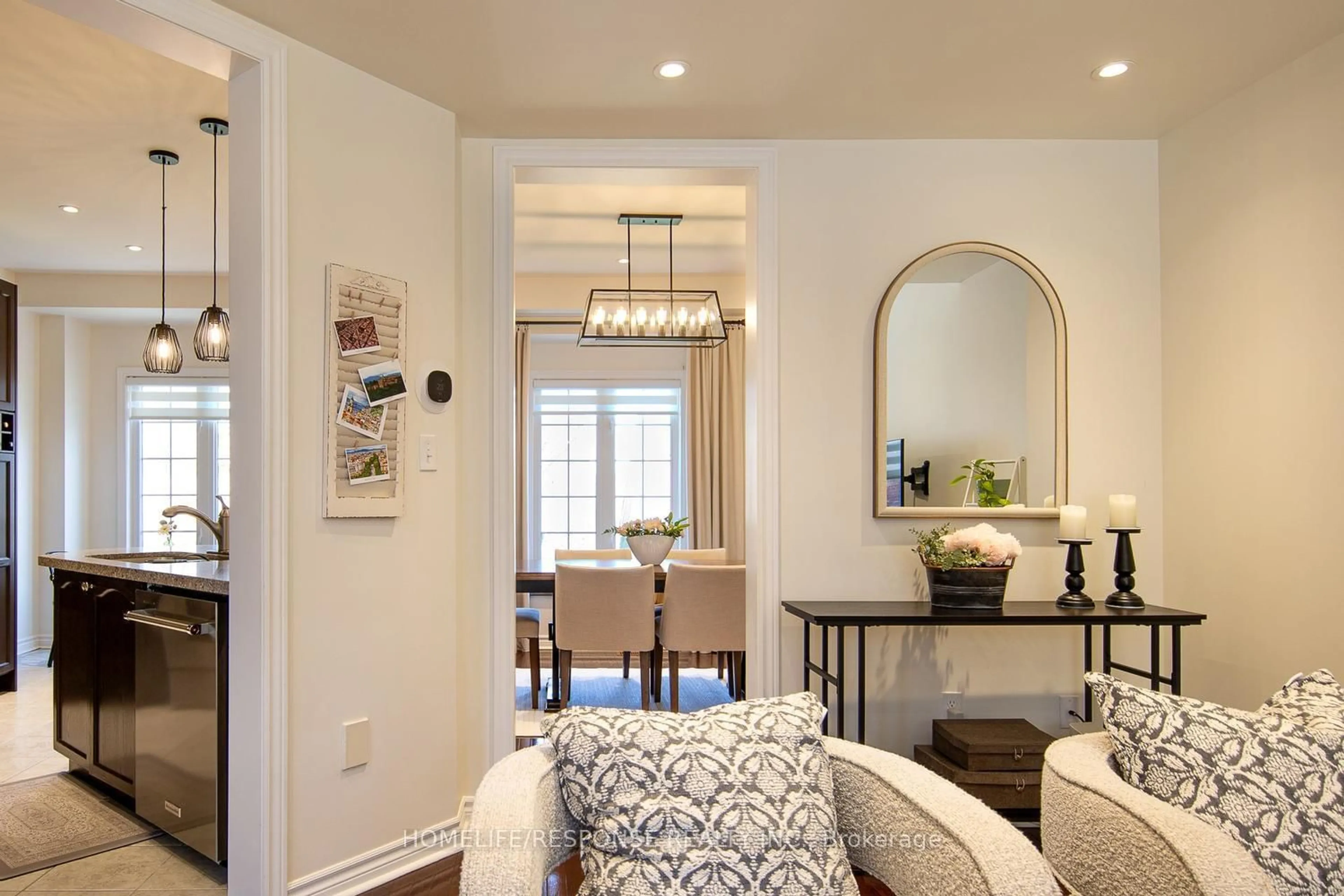Indoor entryway for 15 Old Colony Rd #Unit 8, Richmond Hill Ontario L4E 4L5