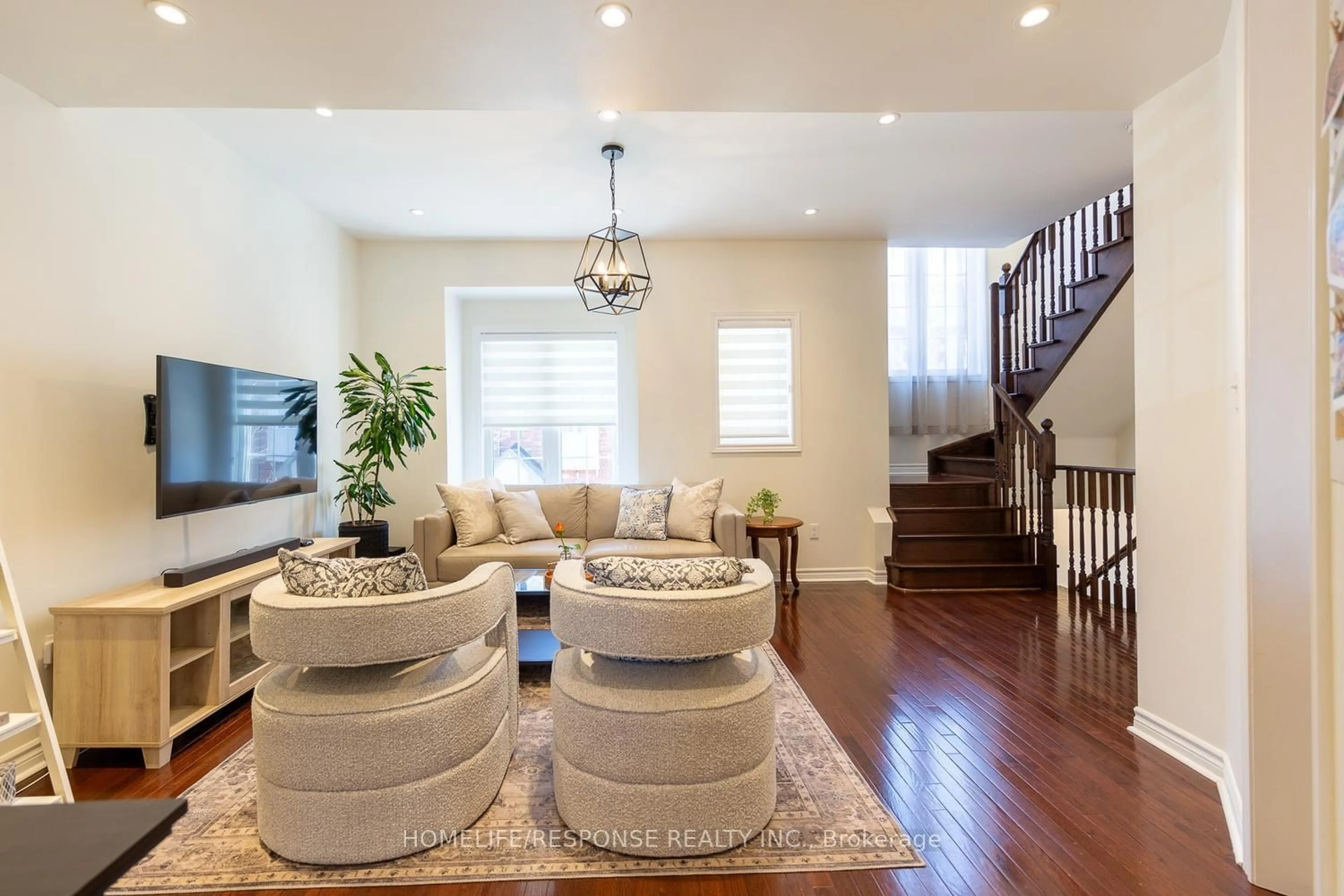 Living room with furniture, unknown for 15 Old Colony Rd #Unit 8, Richmond Hill Ontario L4E 4L5