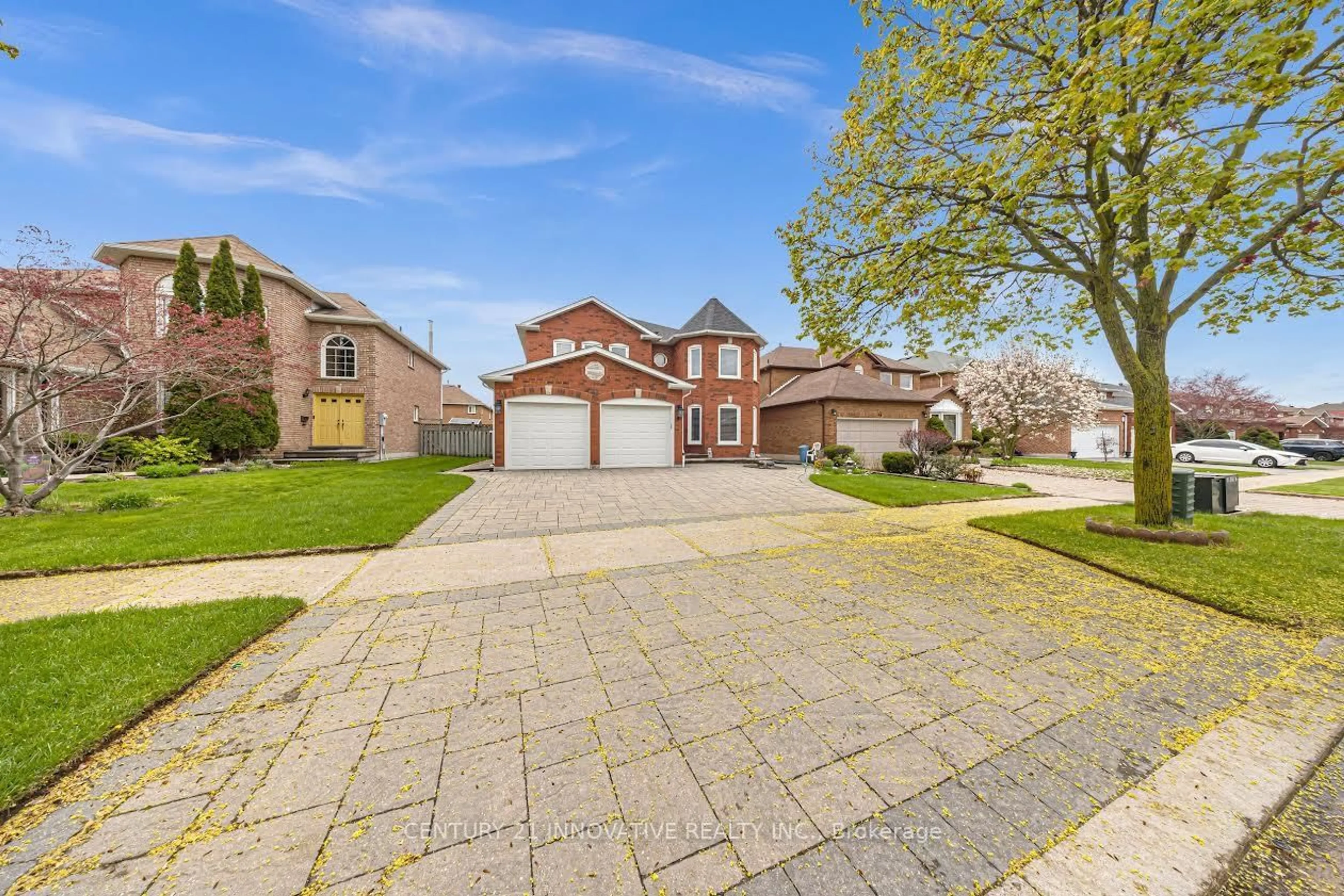 A pic from outside/outdoor area/front of a property/back of a property/a pic from drone, street for 42 Kevi Cres, Richmond Hill Ontario L4B 3C8