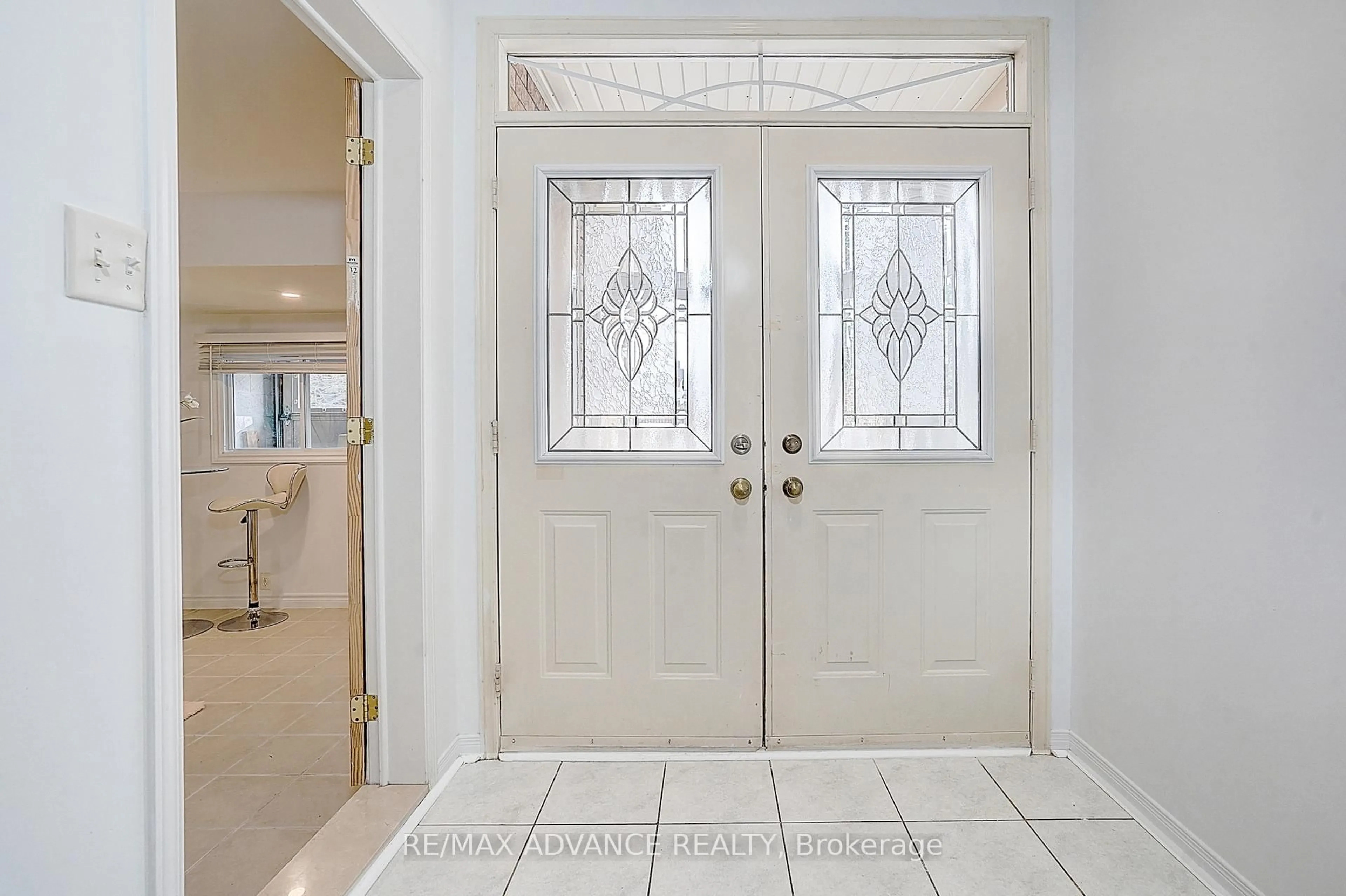 Indoor entryway for 140 Vanguard Rd, Vaughan Ontario L4K 5G8