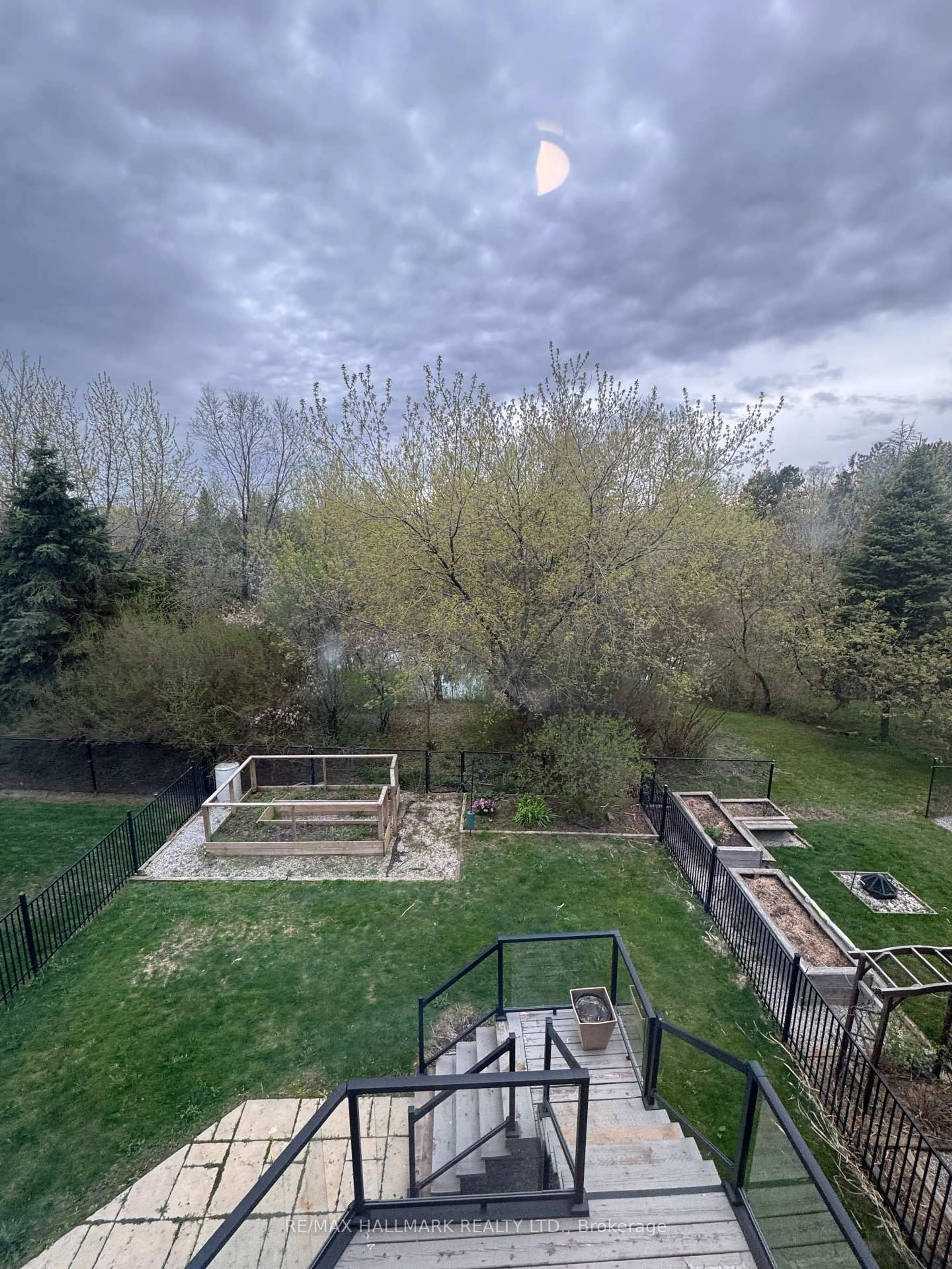 A pic from outside/outdoor area/front of a property/back of a property/a pic from drone, unknown for 34 Willow Tree St, Vaughan Ontario L6A 2S2